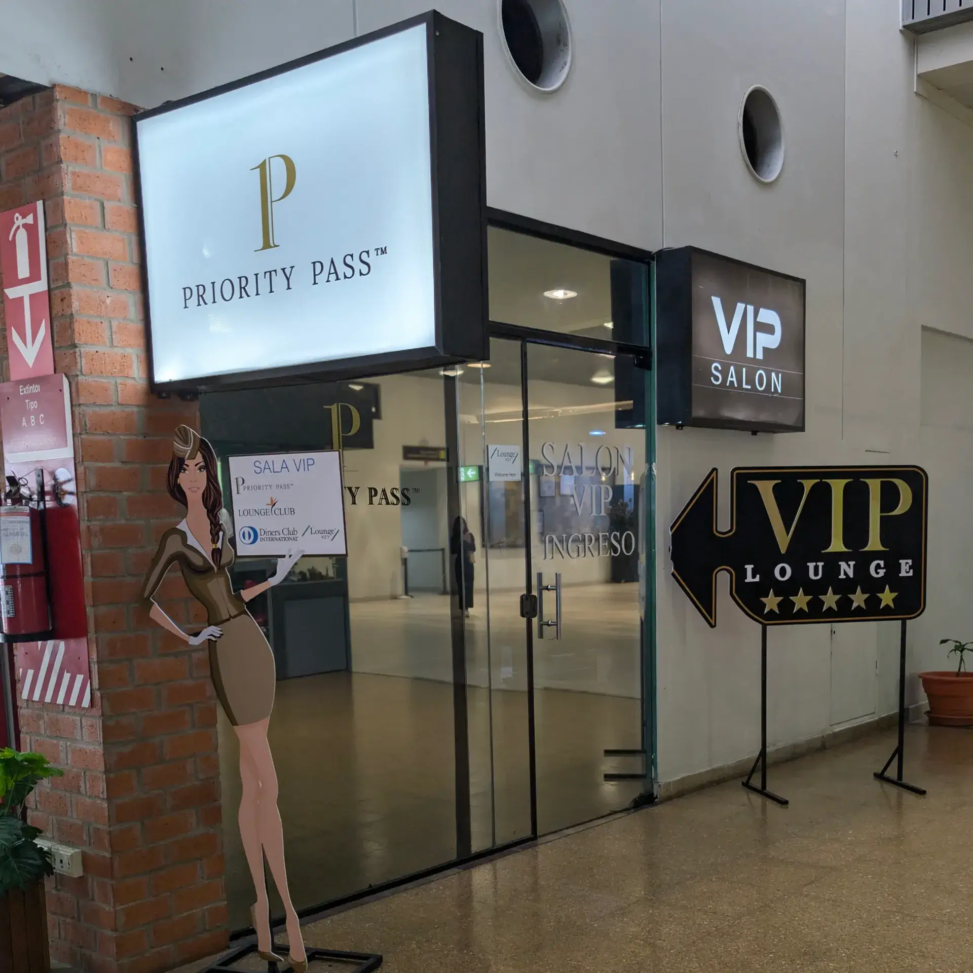 ボリビアの空港にあるプライオリティ・パス対応のVIPサロン入り口。旅の合間の快適な休憩場所として利用しました。