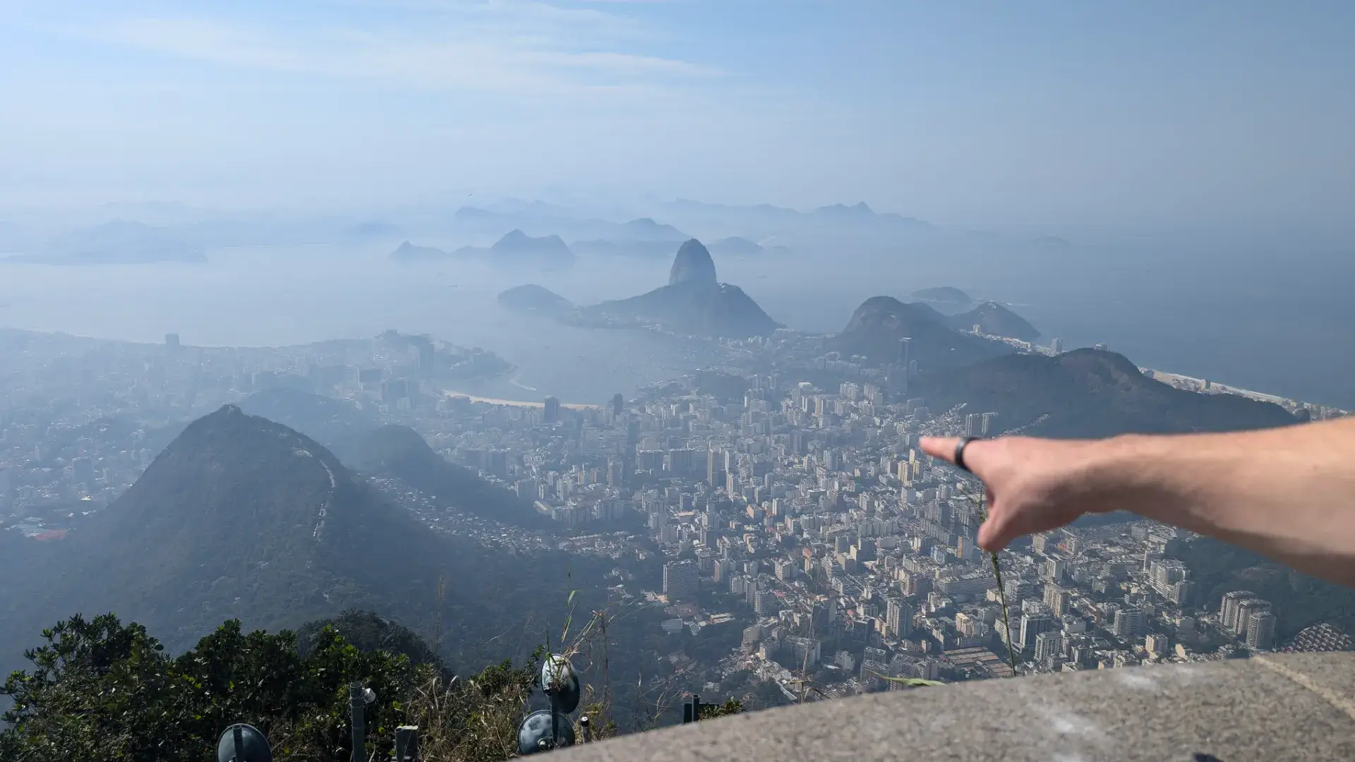 コルコバードの丘から眺めたリオデジャネイロの街並みです。シュガーローフ・マウンテンをはじめとする美しい景観を望む絶景スポットからの光景です。