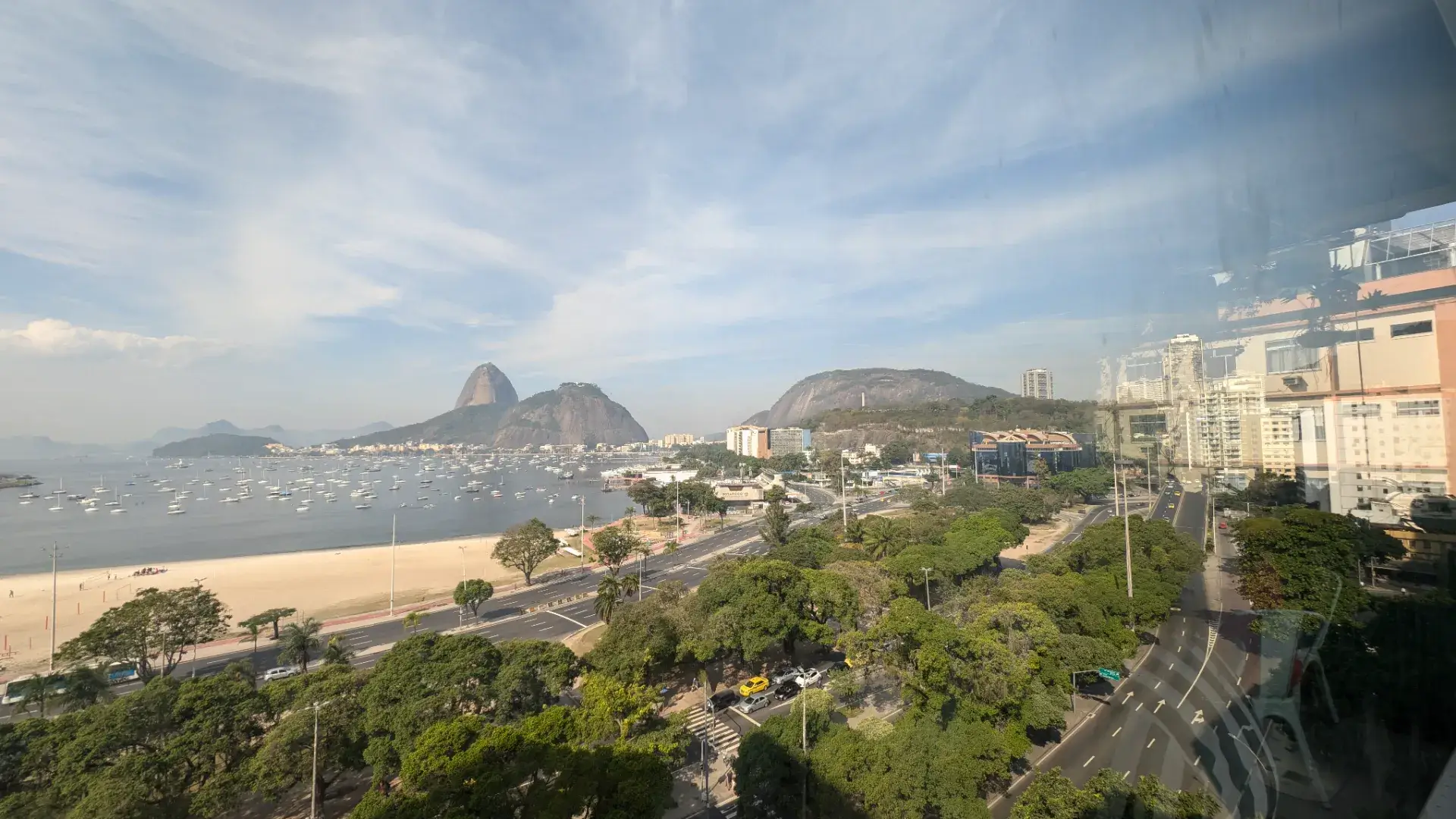 リオデジャネイロの海岸沿いの風景です。海に浮かぶ船と市街地、山々が織りなす美しい景色を撮影しました。