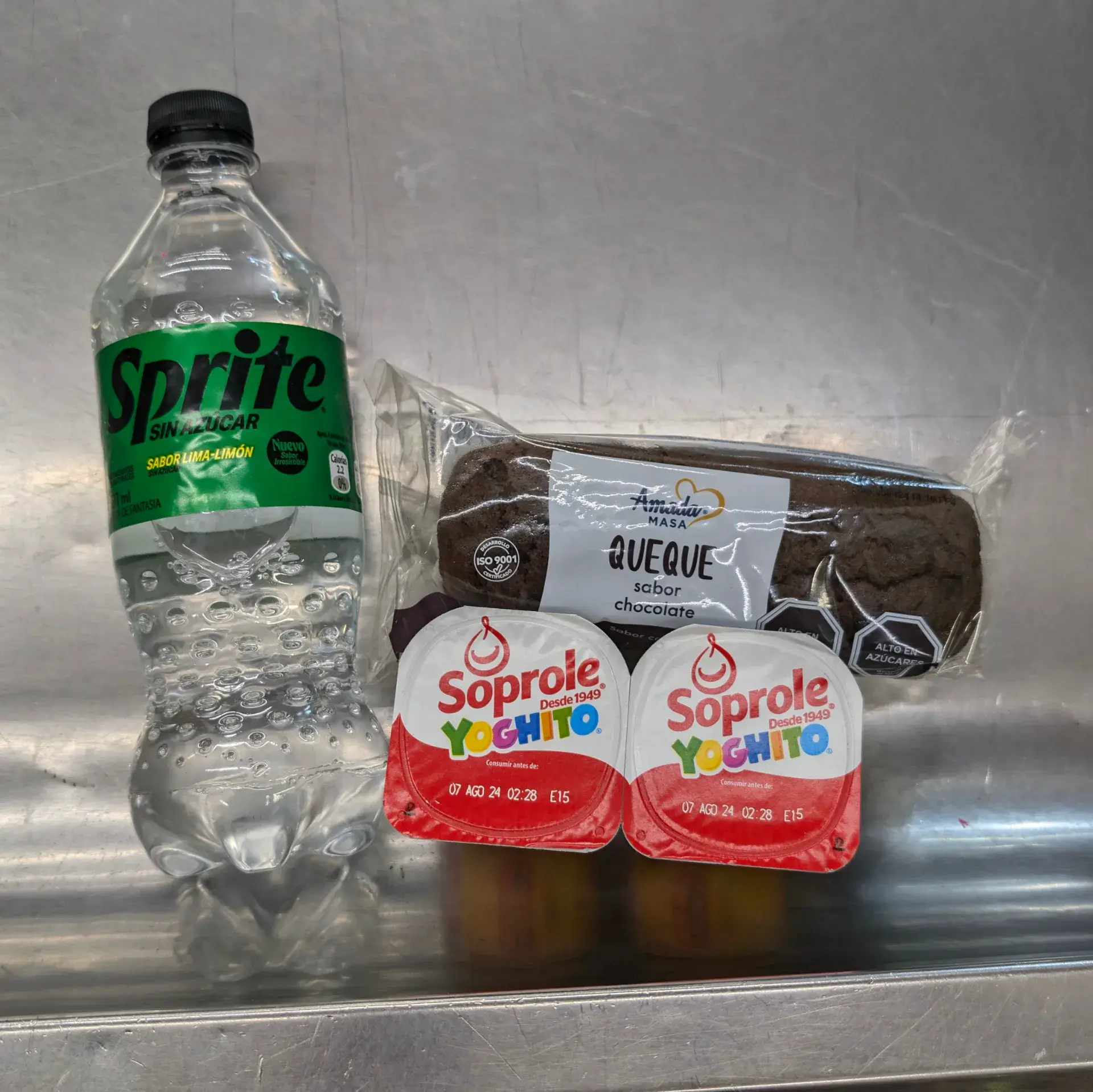 Spriteの炭酸飲料、チョコレートケーキ、Soproleのヨーグルト