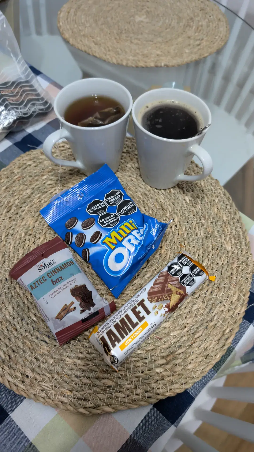 サンティアゴで楽しむコーヒーとオレオやチョコレートバーのおやつ