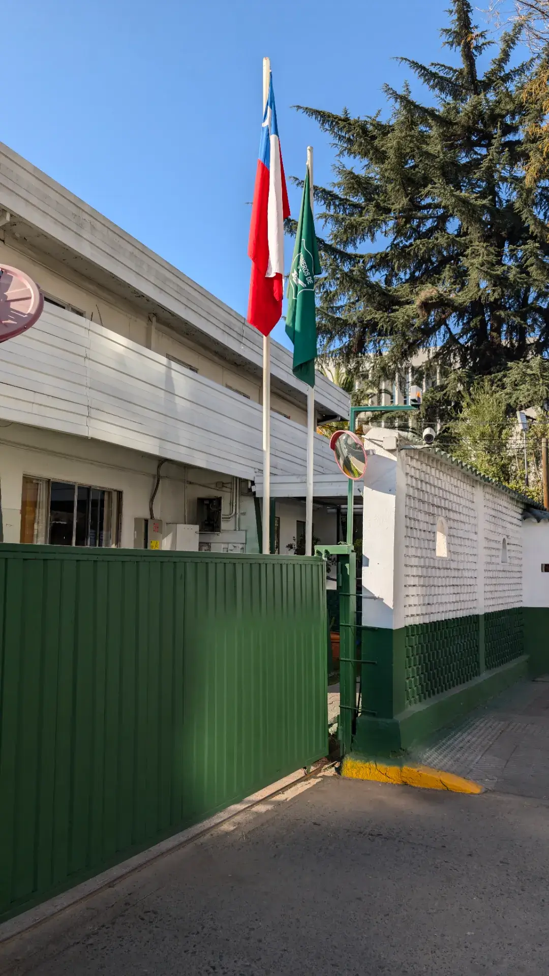 チリの国旗が掲げられたサンティアゴの警察署外観