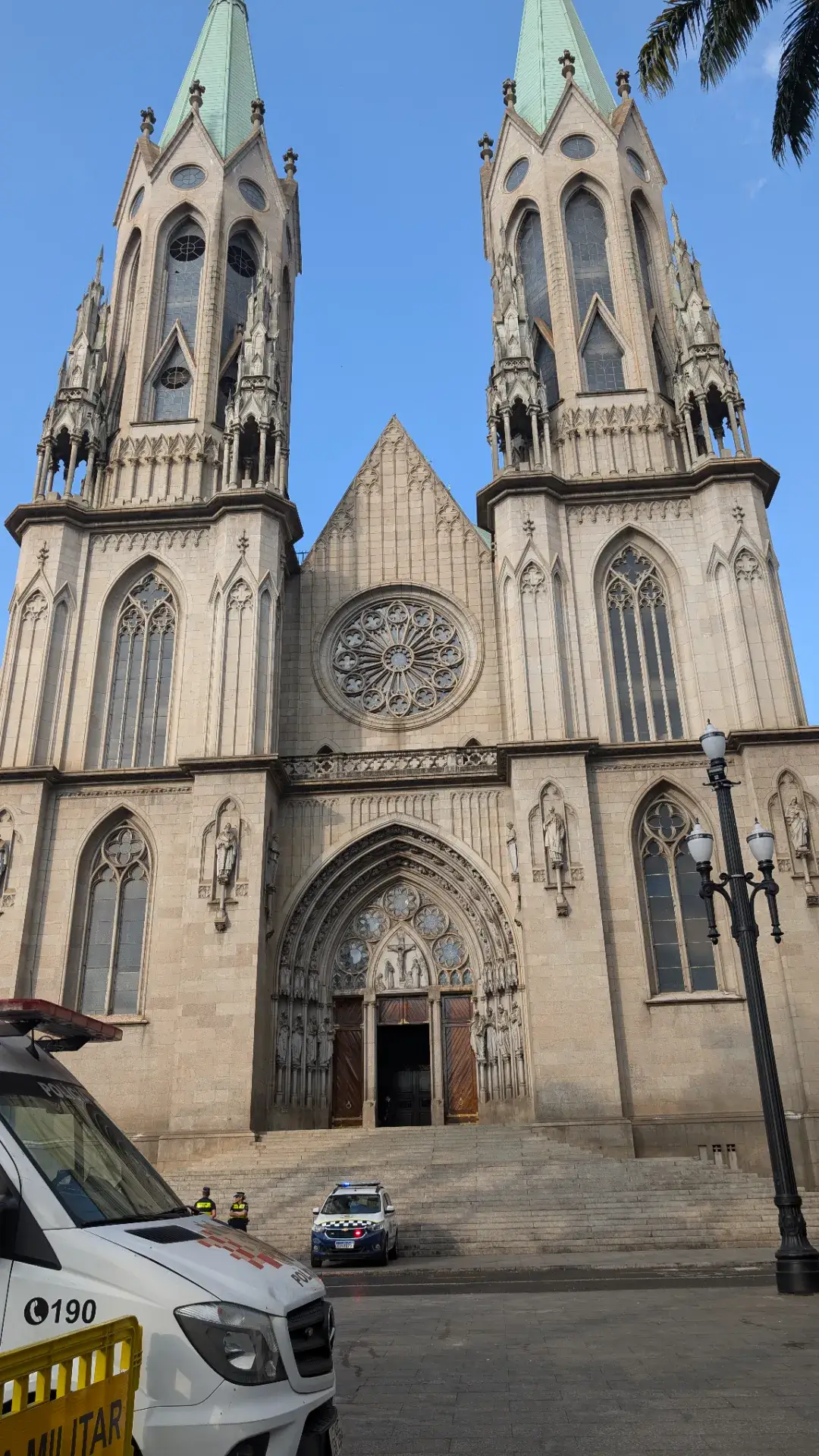 サンパウロに到着して訪問した荘厳な大聖堂（カテドラル・ダ・セ）の外観