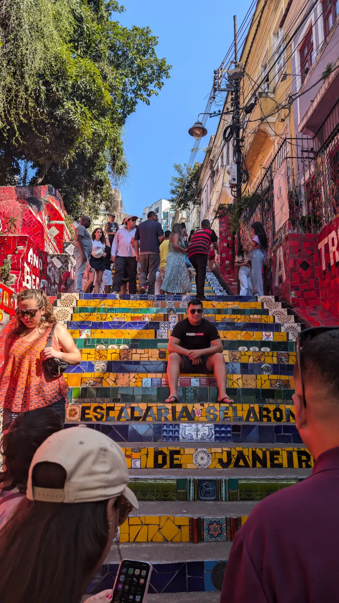 リオデジャネイロにある有名な「セラロンの階段」です。色鮮やかなタイルが敷き詰められた階段で観光客が記念撮影を楽しんでいます。