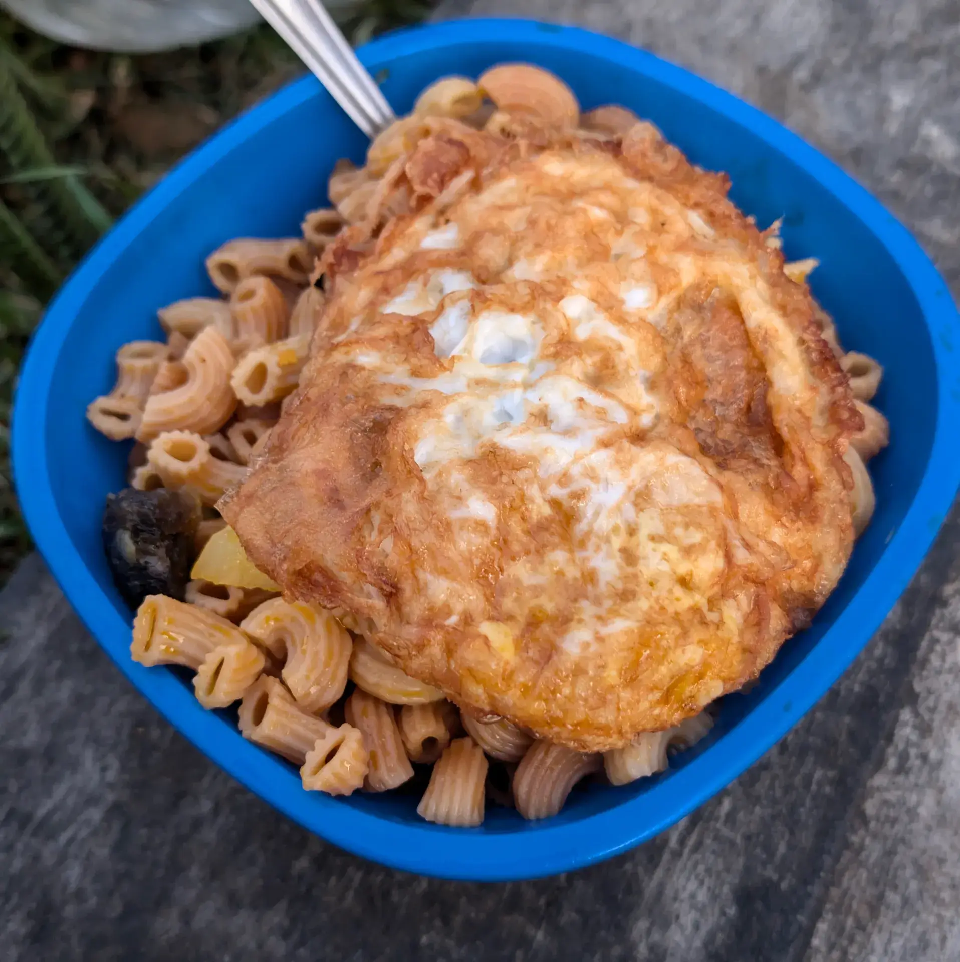 現地の食堂でいただいたパスタと卵のシンプルな一皿です。旅の疲れを癒やす温かい食事が嬉しいですね。