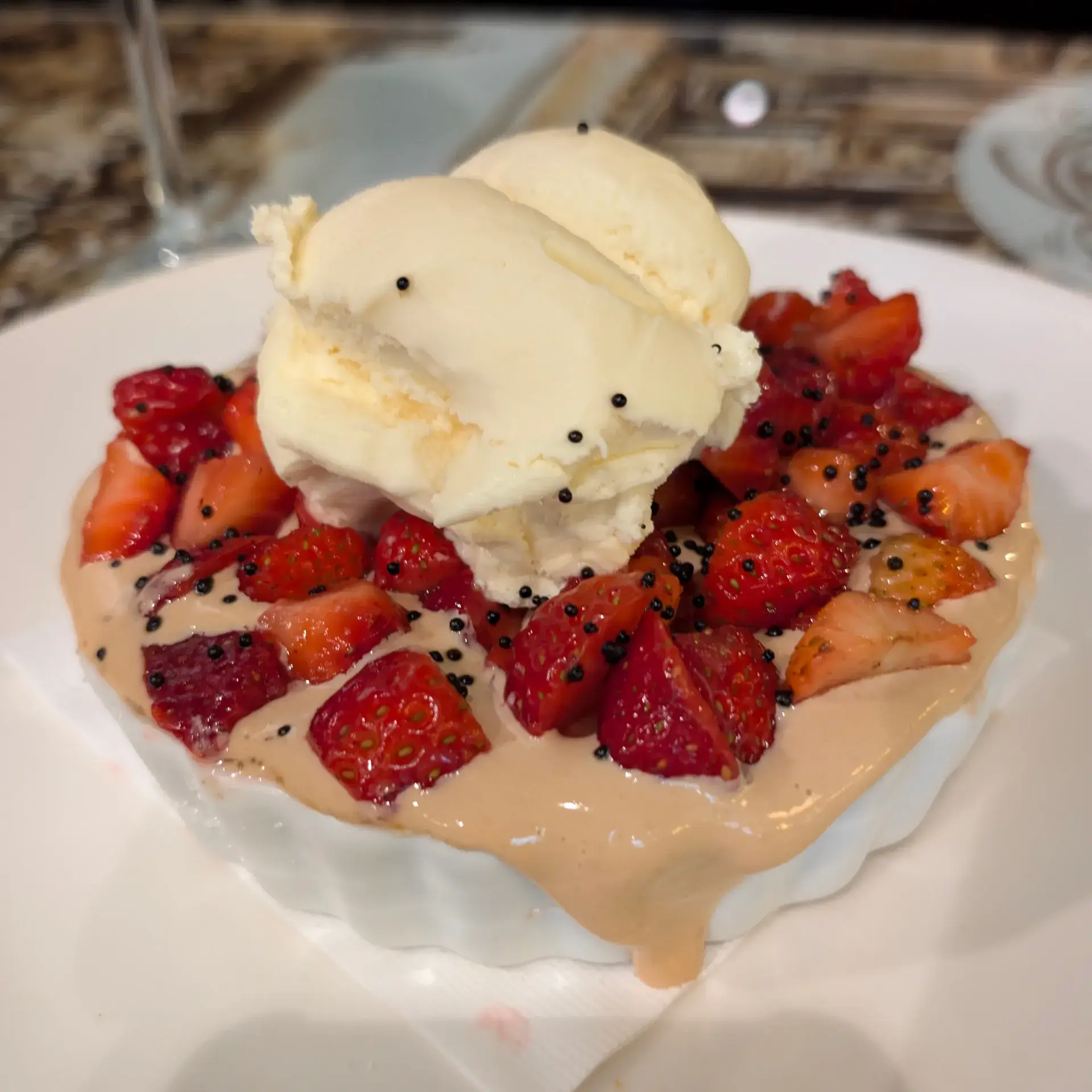 イチゴとアイスクリームがトッピングされたデザート