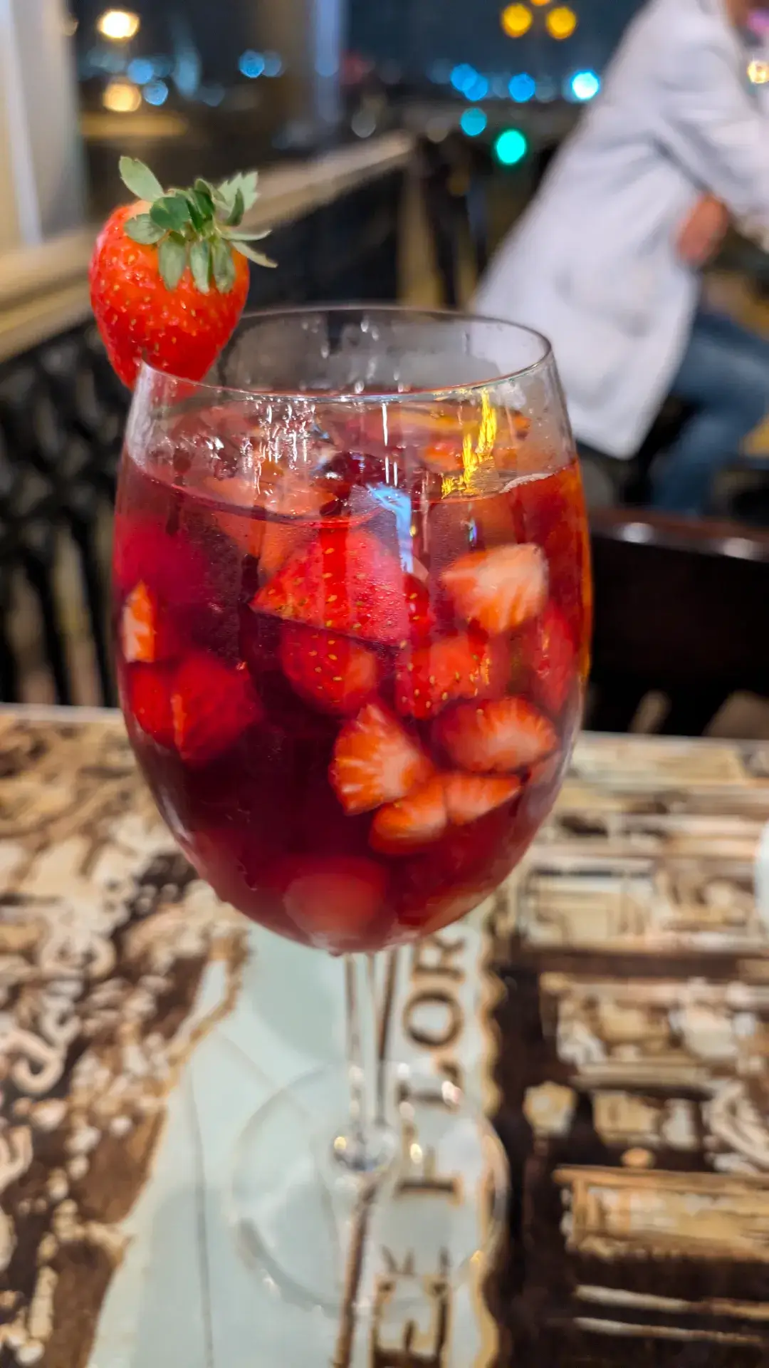 旅の最後に楽しんだ、イチゴが入ったサングリアのようなカクテル