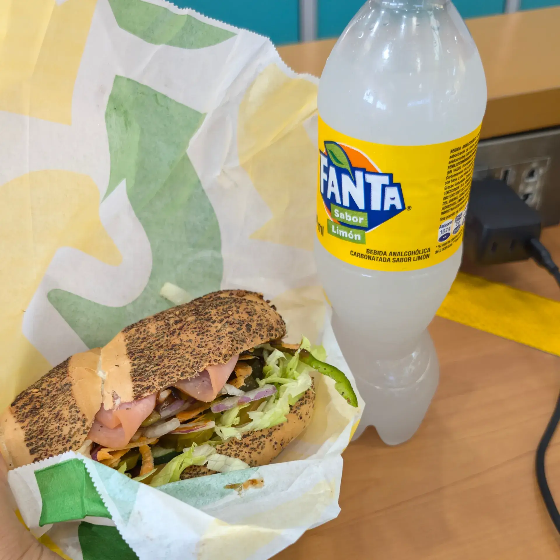 ボリビアの移動中に食べたサブウェイのサンドイッチとファンタ・レモン。