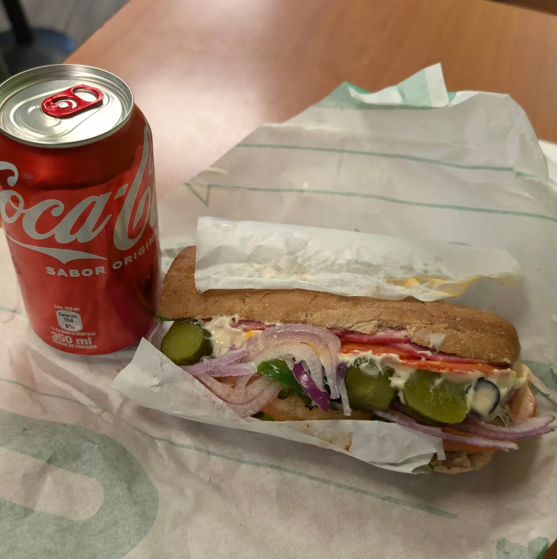 サブウェイのサンドイッチとコカ・コーラのランチセット