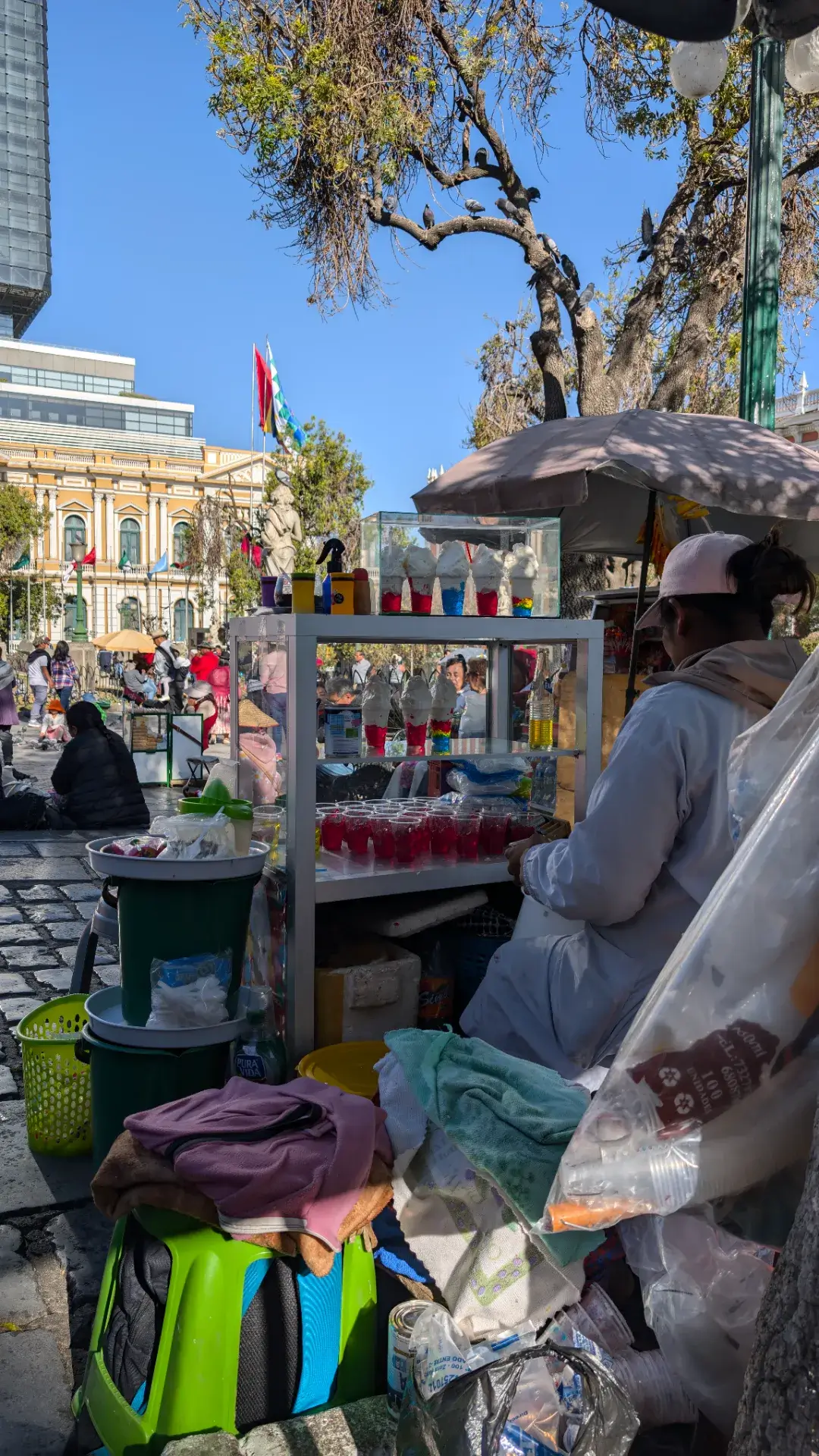 ラパスの中心部、歴史的な建築物が並ぶ広場の傍らで営業するゼリー屋台