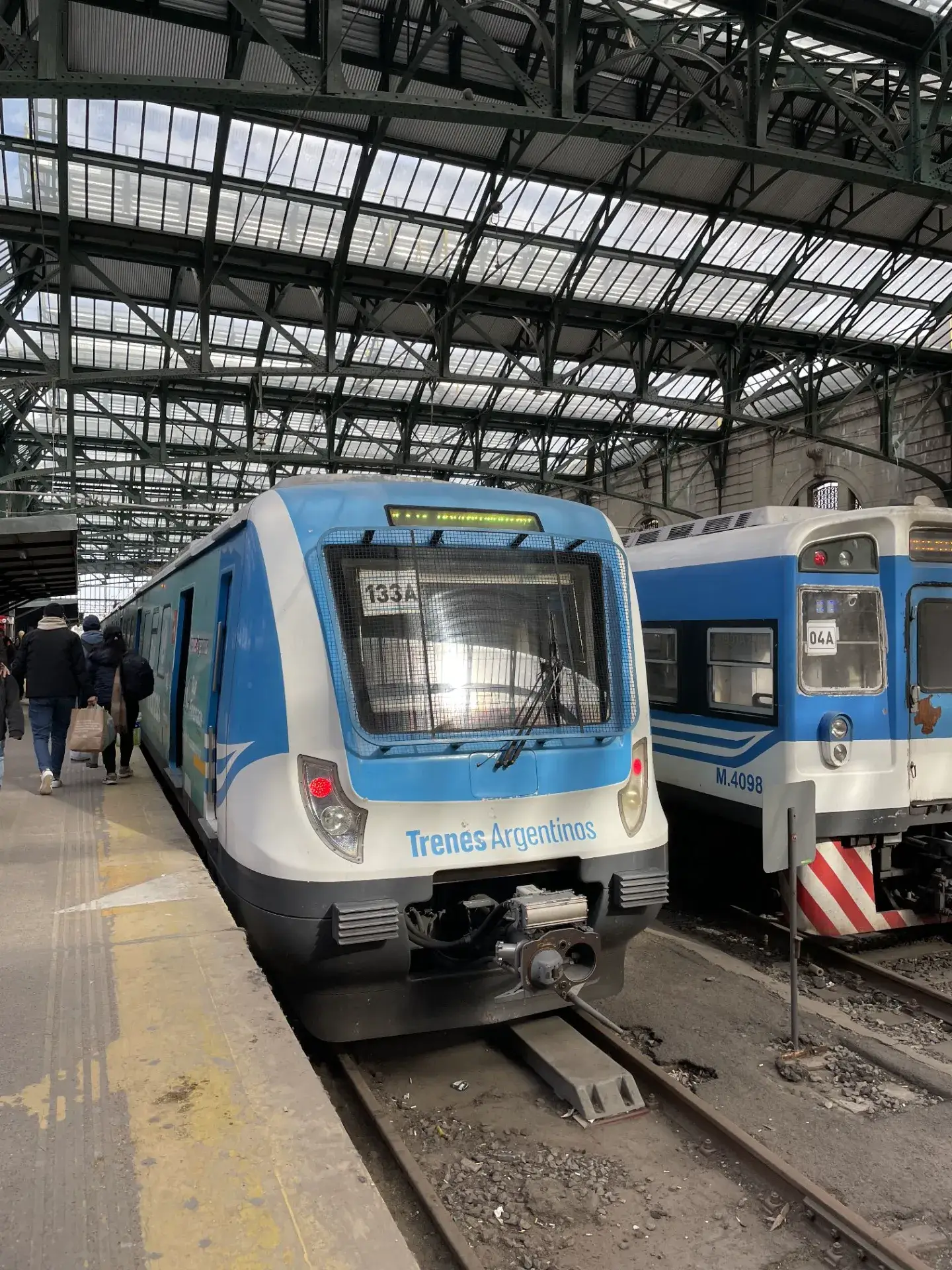 アルゼンチン・モンテ・グランデ駅に停車中の「Trenes Argentinos」列車