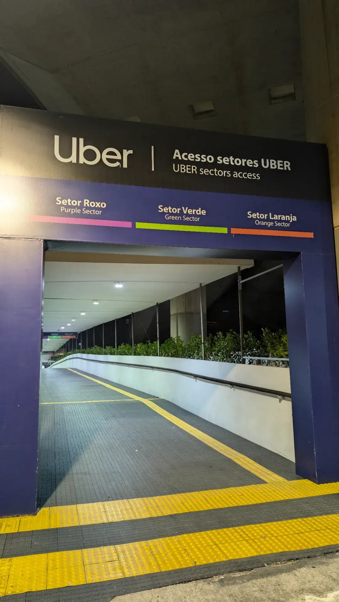 空港のUber乗り場へのアクセスルートです。パープル、グリーン、オレンジの各セクターへの案内標識です。