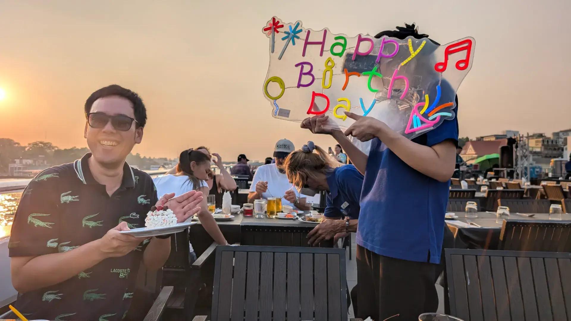 バンコクの穴場！コスパ最強ディナークルーズで弟の誕生日サプライズ。ライトアップされたワット・アルンと豪華ビュッフェに感動🚢🎂