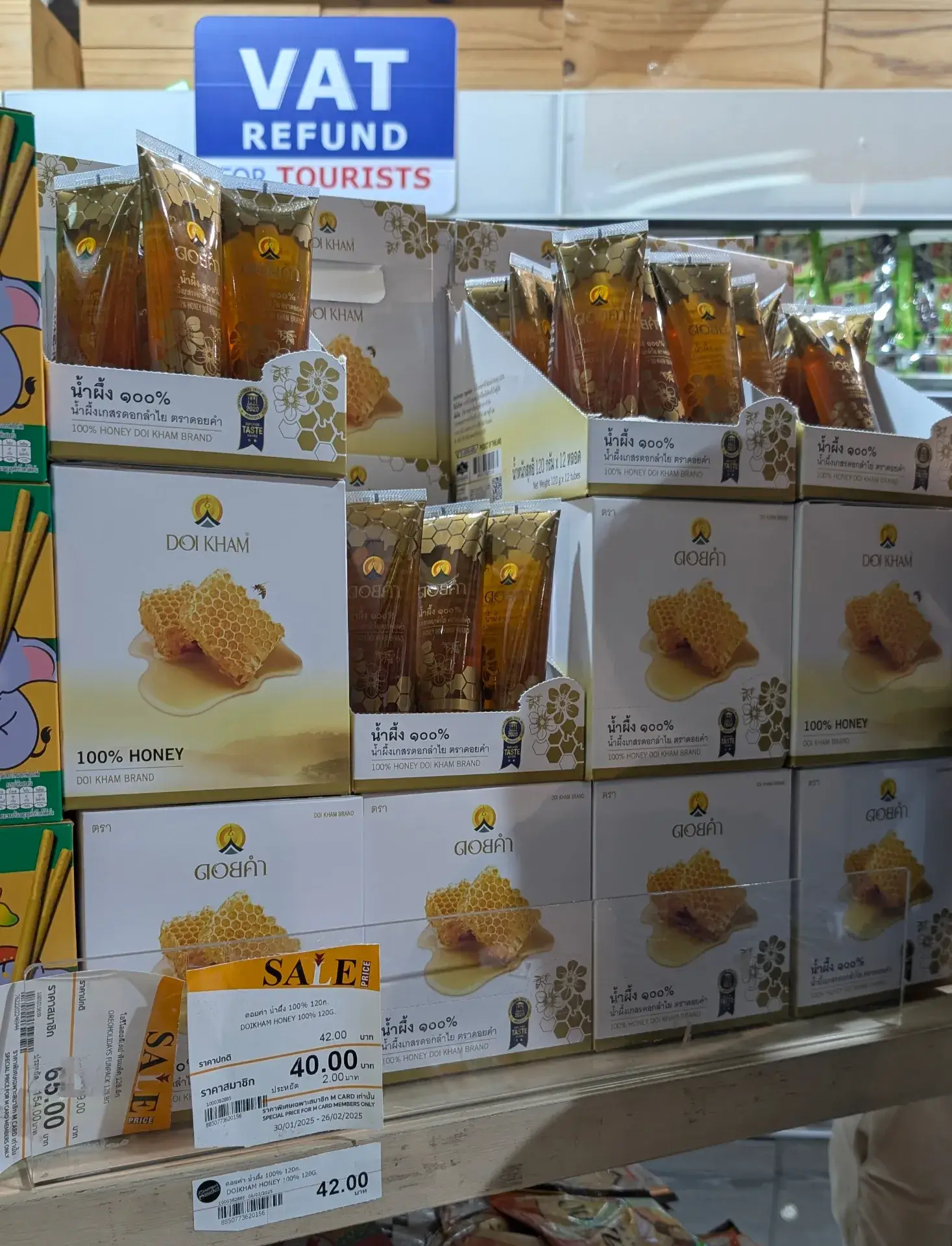 タイのスーパーのお土産コーナーに並ぶ、ドイカム・ブランドの100%純粋はちみつ。タイ王室が推進するロイヤルプロジェクトの一環として作られており、その品質の高さと手頃な価格で絶大な信頼を得ています。持ち運びに便利な120g入りのチューブタイプは、自分用にはもちろん、タイ旅行の定番土産として多くの観光客に選ばれている人気商品です。