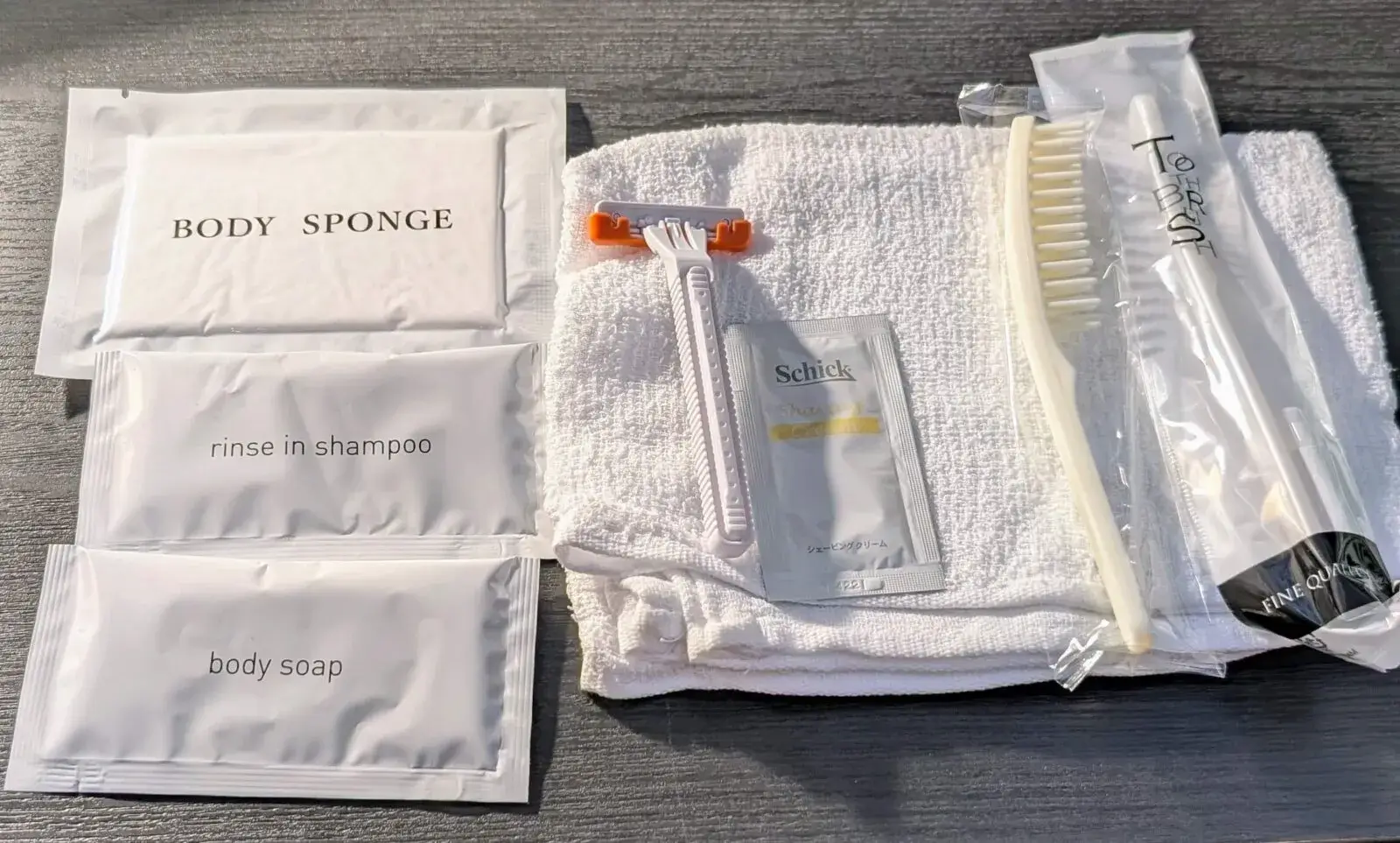 関西国際空港の「KIXエアポート カフェラウンジ NODOKA」で提供されるシャワー利用者向けのアメニティ一式