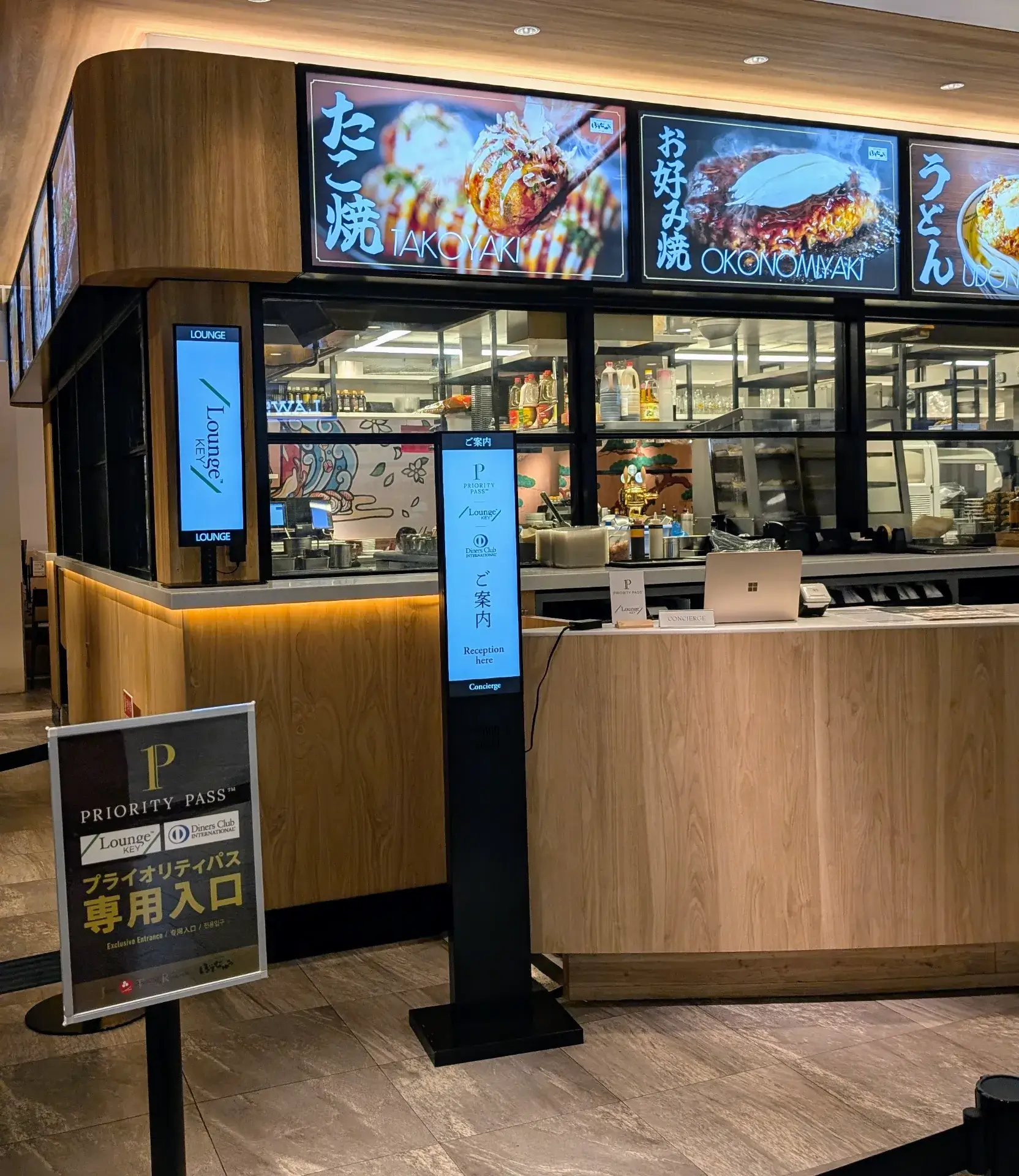 空港内にある「たこ焼・お好み焼き・うどん」の専門店