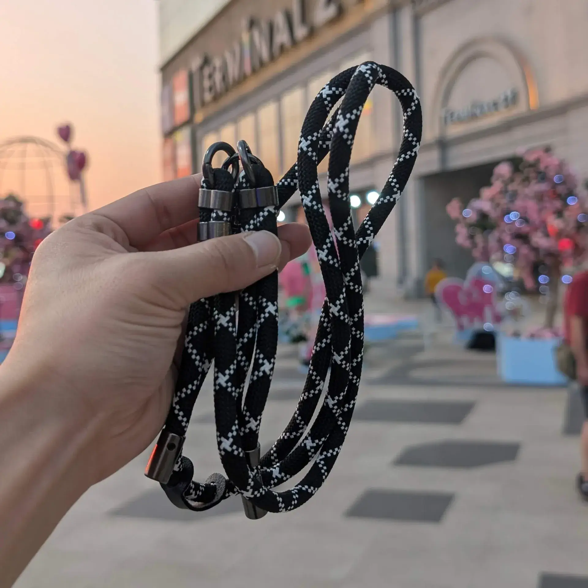 旅行や外出に便利な、黒と白のバイカラーがスタイリッシュなスマホ用ショルダーストラップ。耐久性の高いロープ素材を使用しており、アクティブなシーンでもスマートにスマホを持ち運べます。