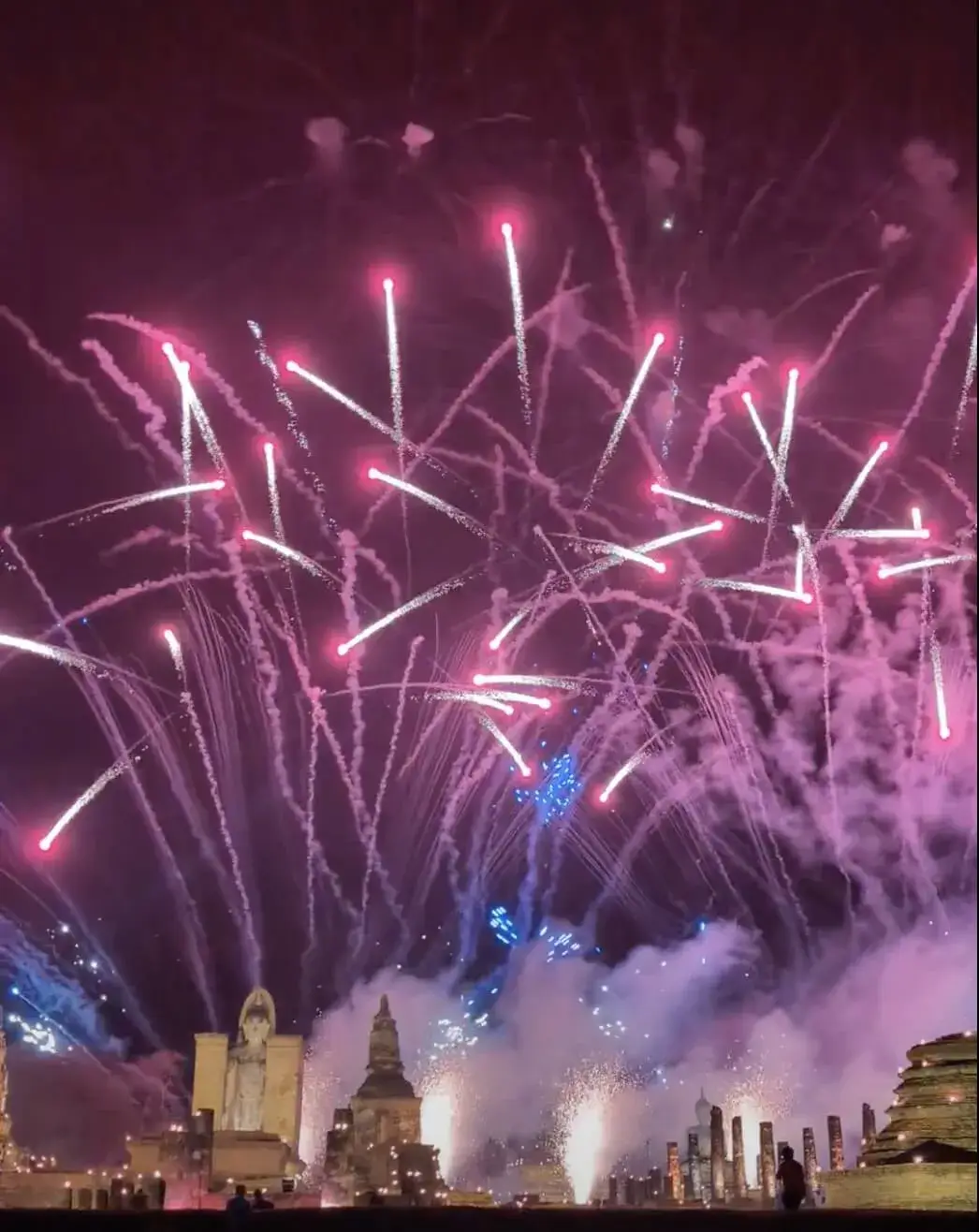 スコータイの夜が幻想的すぎた！ワット・マハタートの限定ライトアップとサプライズ花火に感動 🎆🇹🇭