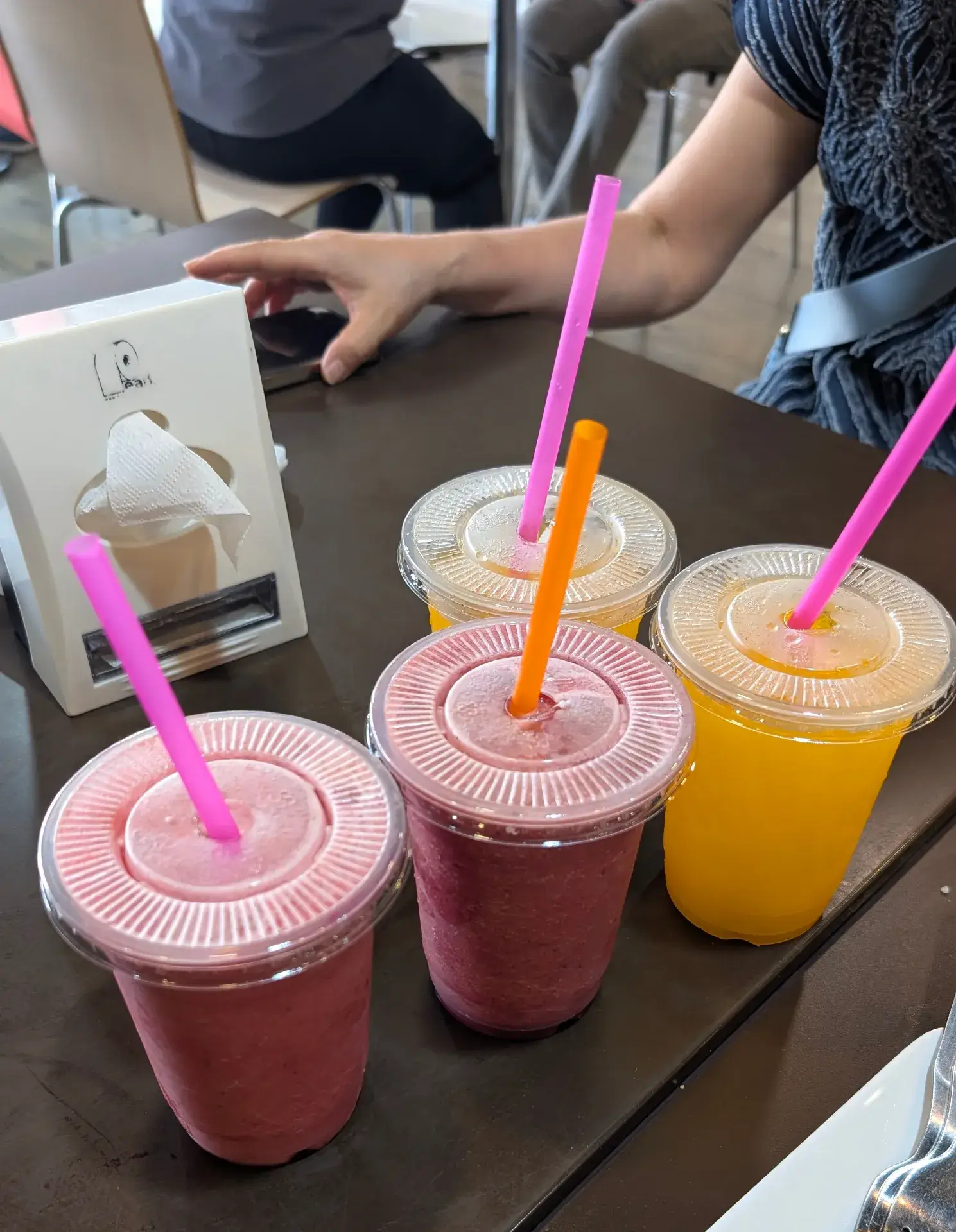 「PIER 21」フードコートで注文した、4種類のフルーツシェイク。鮮やかなピンクのスイカやドラゴンフルーツのシェイク、そして濃厚なオレンジ色のマンゴーやオレンジのシェイクが並びます。タイの暑さを忘れさせてくれる冷たさと、果実そのものの自然な甘みが凝縮された一杯は、食後のデザートとしてはもちろん、スパイシーなタイ料理との相性も抜群な、旅行者に大人気の定番ドリンクです。
