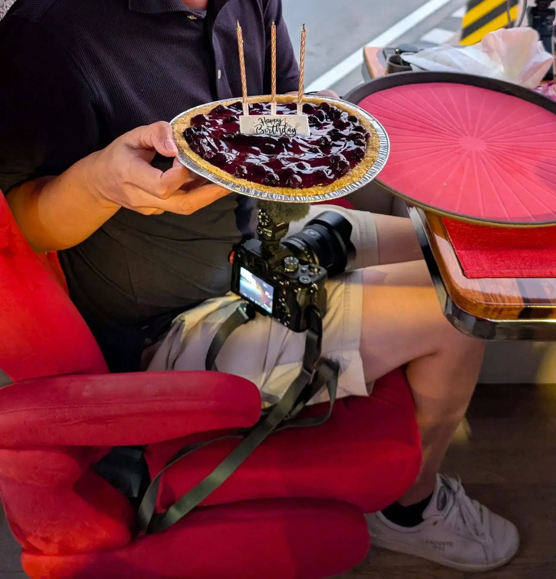 「タイ・バス・フードツアー」の車内で贈られた、ブルーベリーがたっぷりと載ったバースデーケーキ。「Happy Birthday」のプレートと3本のキャンドルが添えられ、特別な記念日を祝う温かな雰囲気に包まれています。高級感あふれる赤いベルベットのシートに座り、プロ仕様のカメラを傍らに、バンコクの夜景とともに味わうバースデーケーキは、この旅で最も心に残る贅沢なサプライズとなりました。