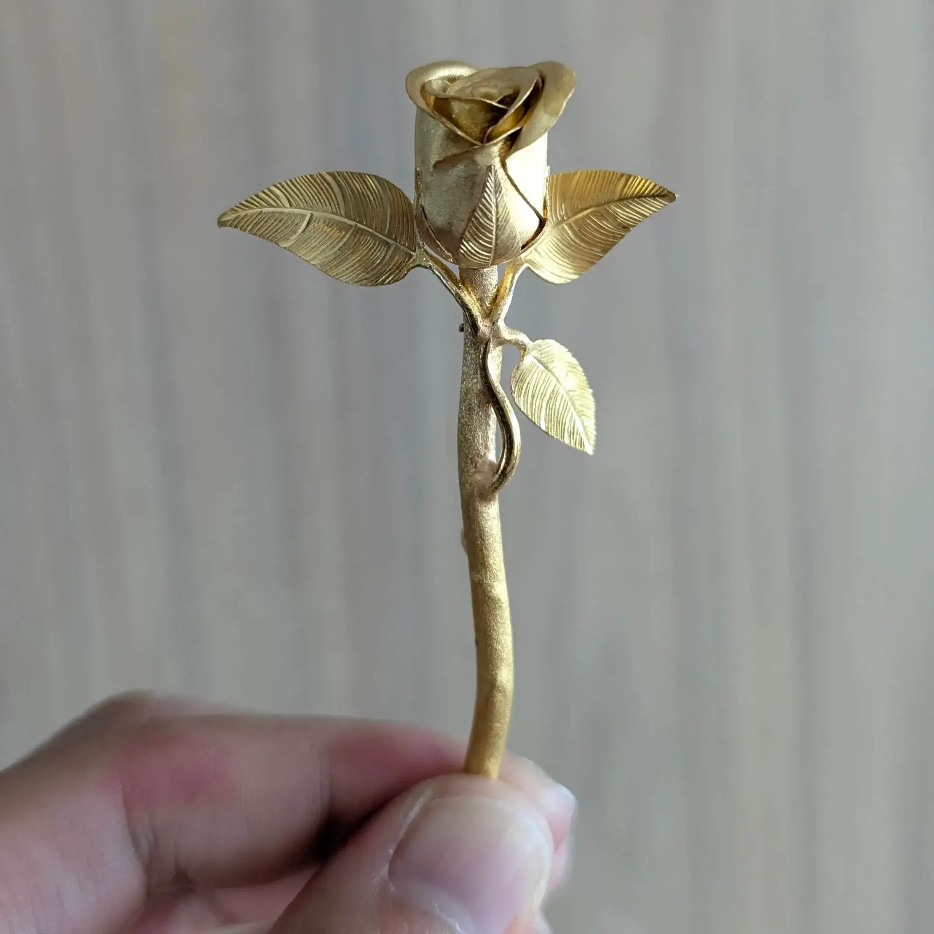 職人技が光る純金製の薔薇のオブジェ。タイの伝統的な金細工技術（ゴールド・ハンドクラフト）によって、花びらや葉の細部まで精巧に表現されています。資産価値だけでなく、芸術的な美しさも兼ね備えたタイならではの逸品です。