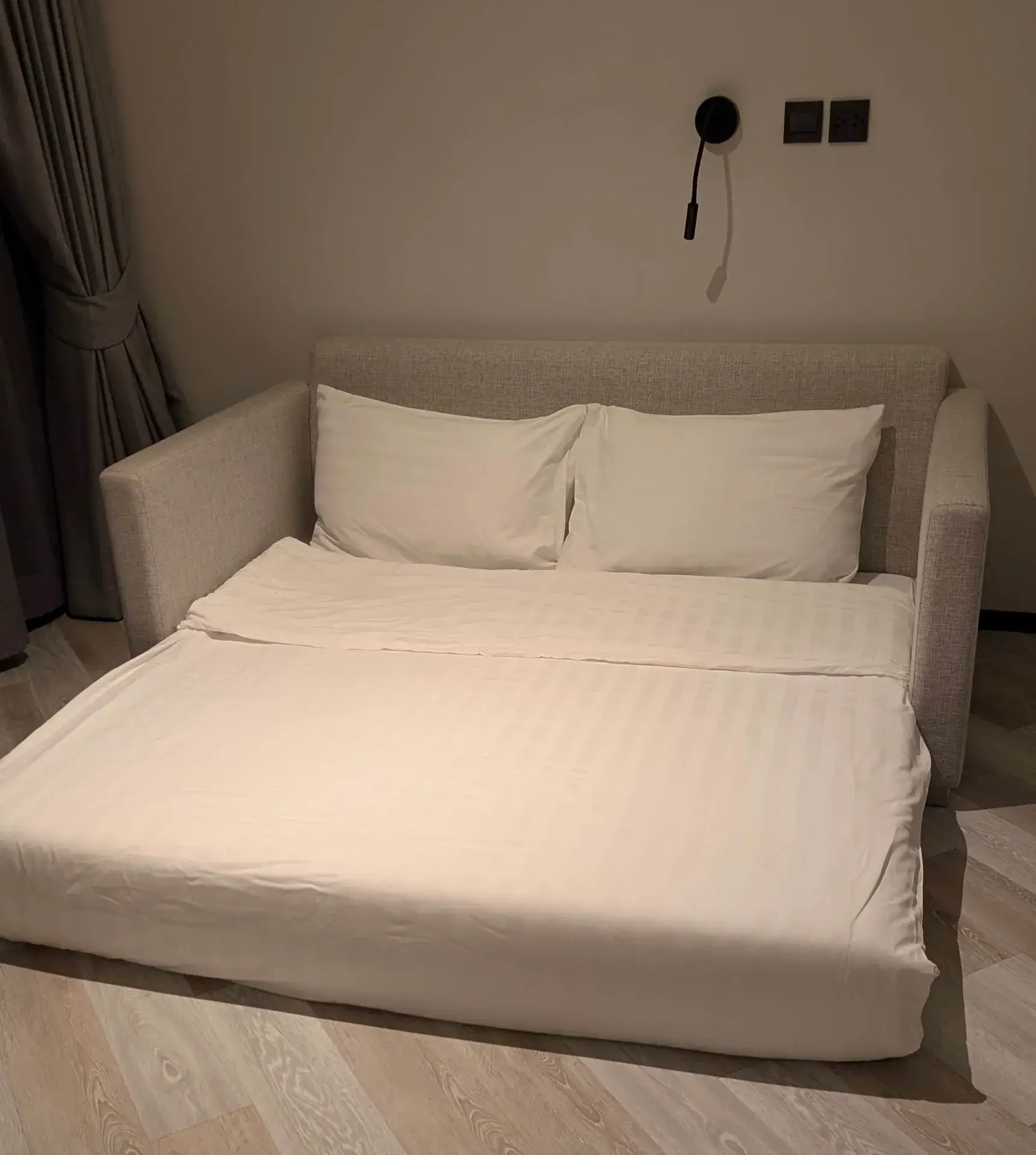 ホテルの部屋に備え付けられた、使い勝手の良いソファベッド。家族旅行やグループ旅行でもゆったりと過ごせる、機能的で広々とした宿泊空間の一コマです。