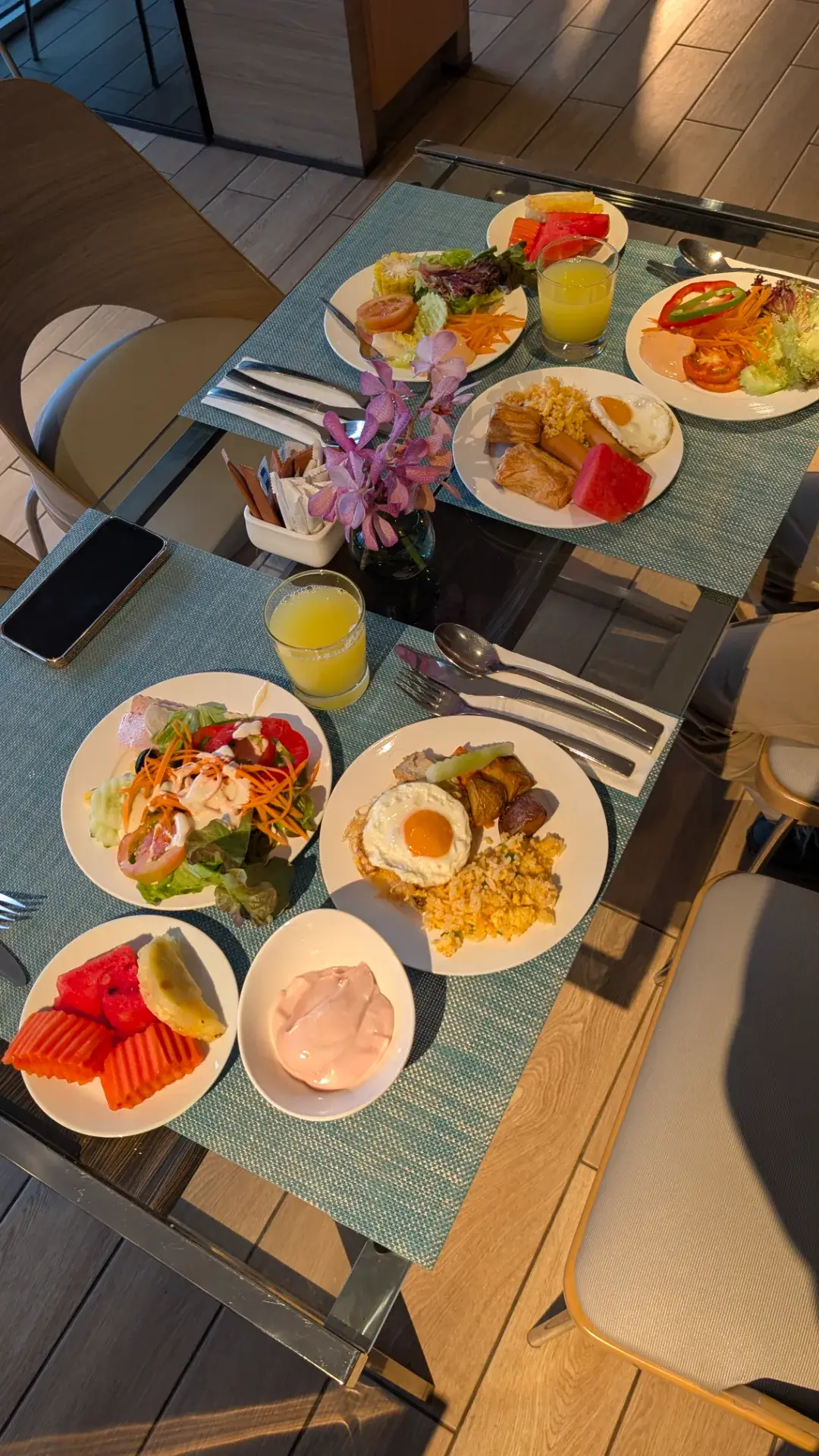 タイ旅行の朝を彩る、ボリューム満点の朝食ビュッフェ。南国らしいスイカやパパイヤなどのフレッシュフルーツに加え、目玉焼きを添えたタイ風チャーハン、色鮮やかな生野菜サラダ、ヨーグルトなどがテーブルいっぱいに並びます。開放的なテラス席で、爽やかな風を感じながら楽しむ朝食は、一日の観光に向けた最高のエネルギー源となります。