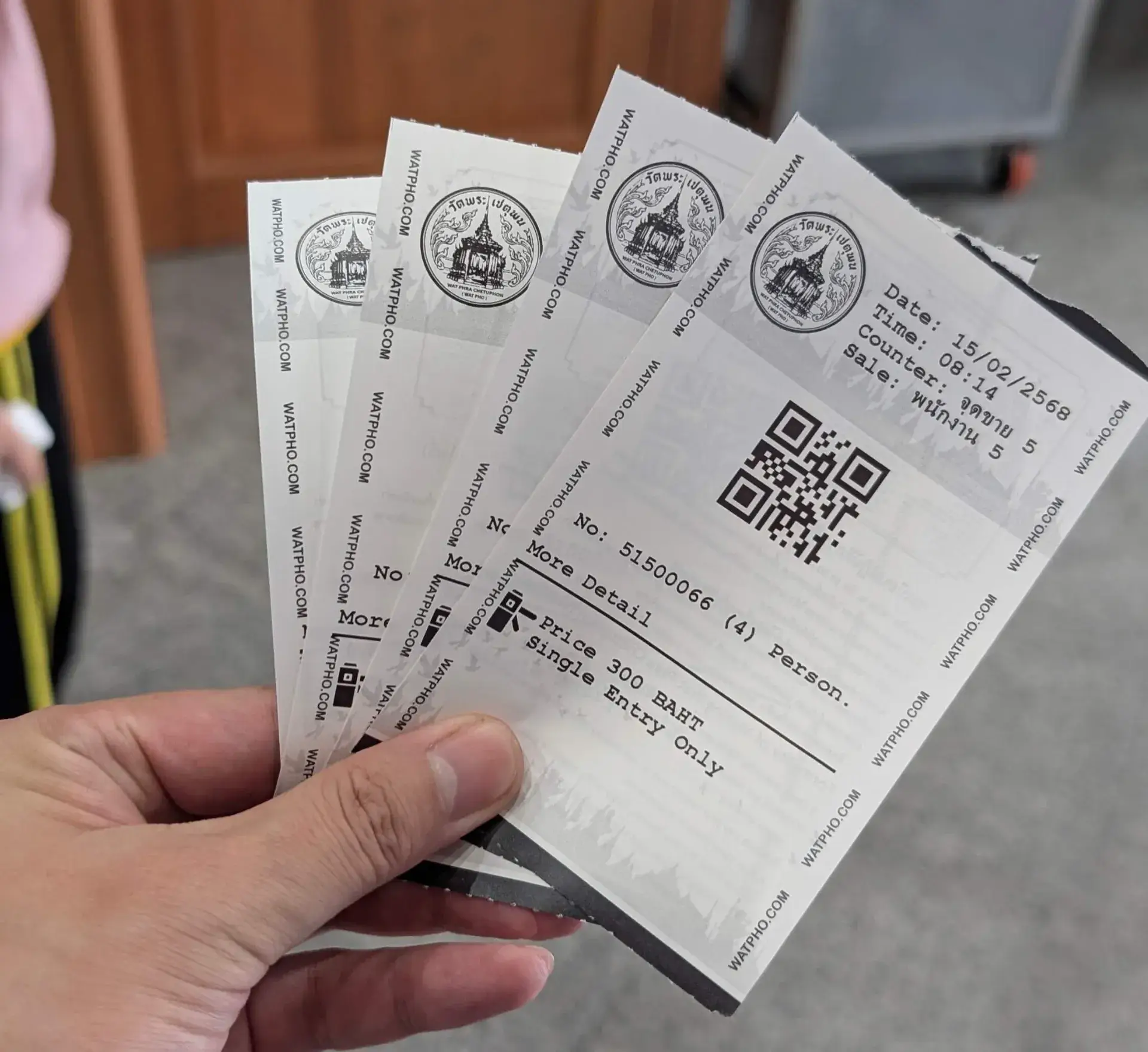 バンコクの最古にして最大級の寺院「ワット・ポー」の拝観チケット。大人1名300バーツで、QRコードが印字された現代的なデザインです。チケットには2568年（仏暦）の日付が記されており、巨大な寝釈迦仏や美しい仏塔を擁するタイ屈指の聖域への入り口となる、旅の重要な記録です。