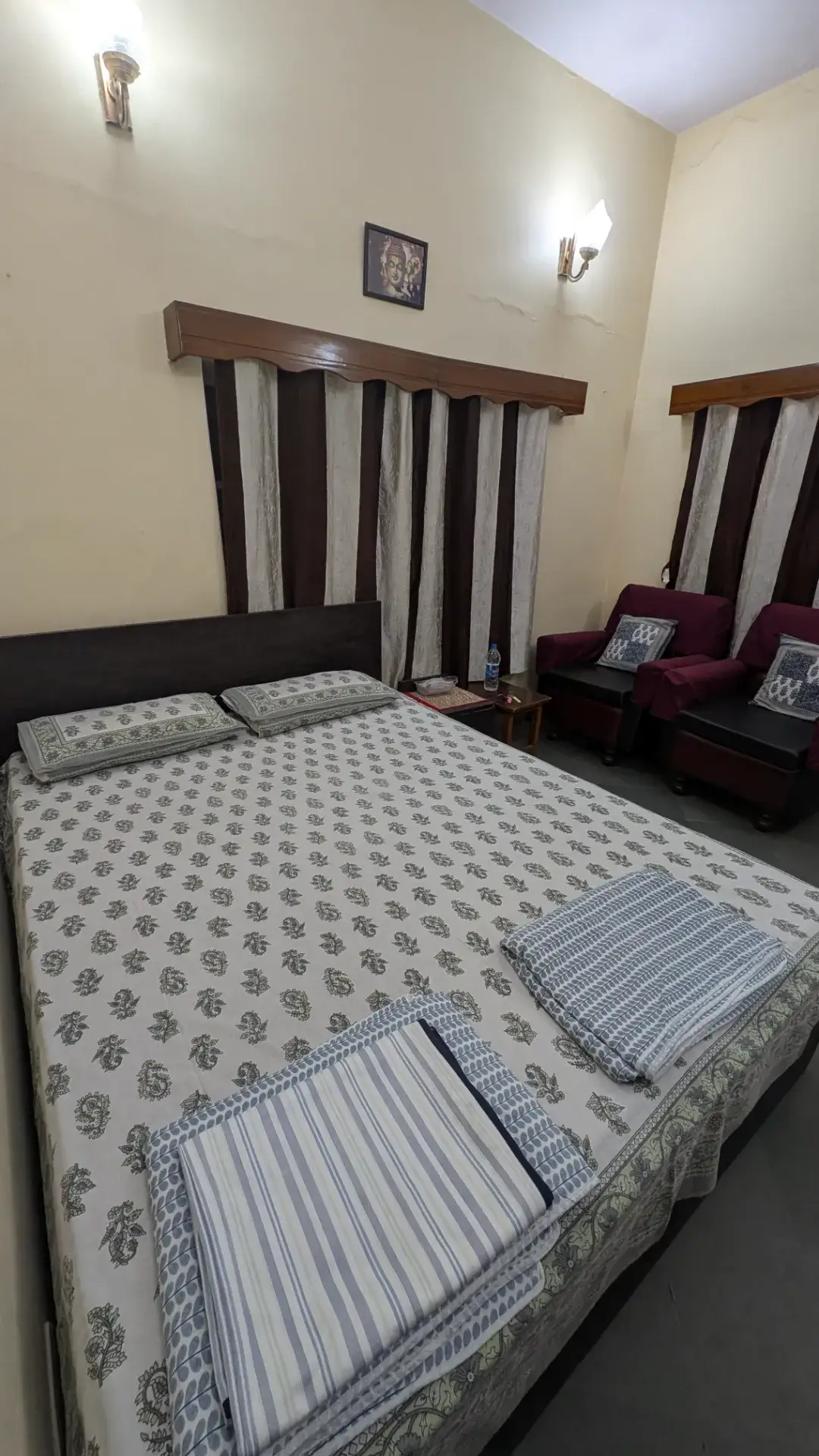 インドのAirbnb宿泊先の清潔なベッドルームとインテリア