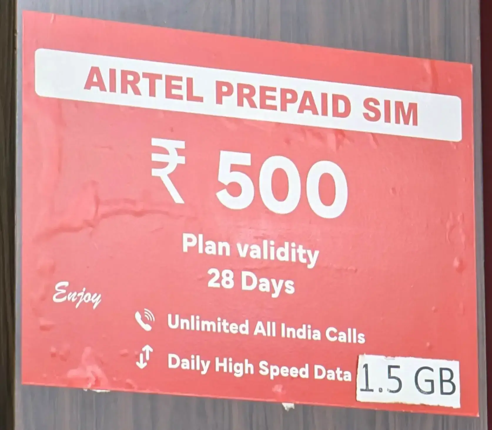 デリーの空港にあるAirtelのカウンターに掲示された、500ルピーで28日間有効なプリペイドSIMプランの案内板