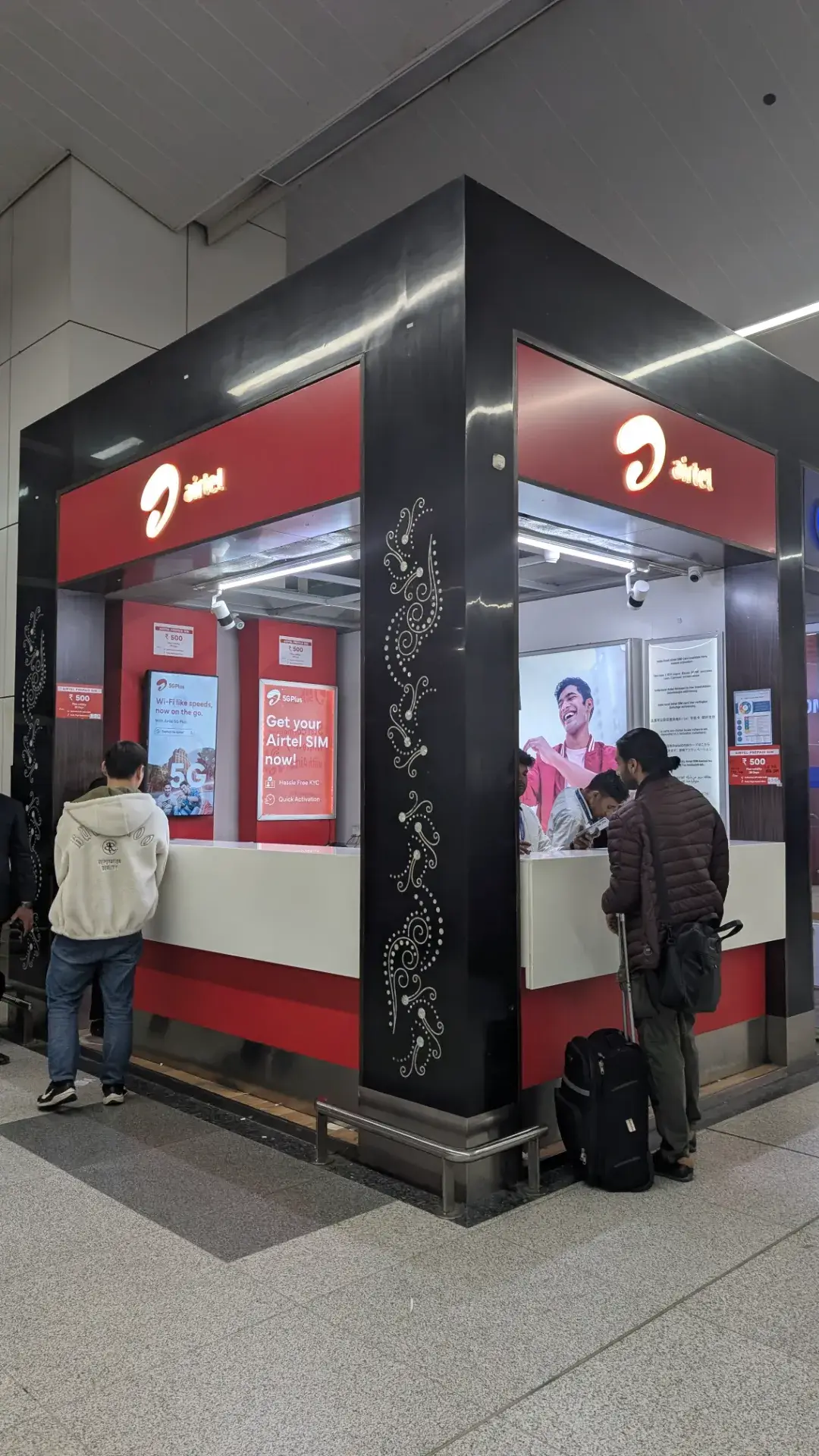 デリーのインディラ・ガンディー国際空港内にある、赤と黒のスタイリッシュなデザインが特徴的なAirtelのプリペイドSIM販売カウンター