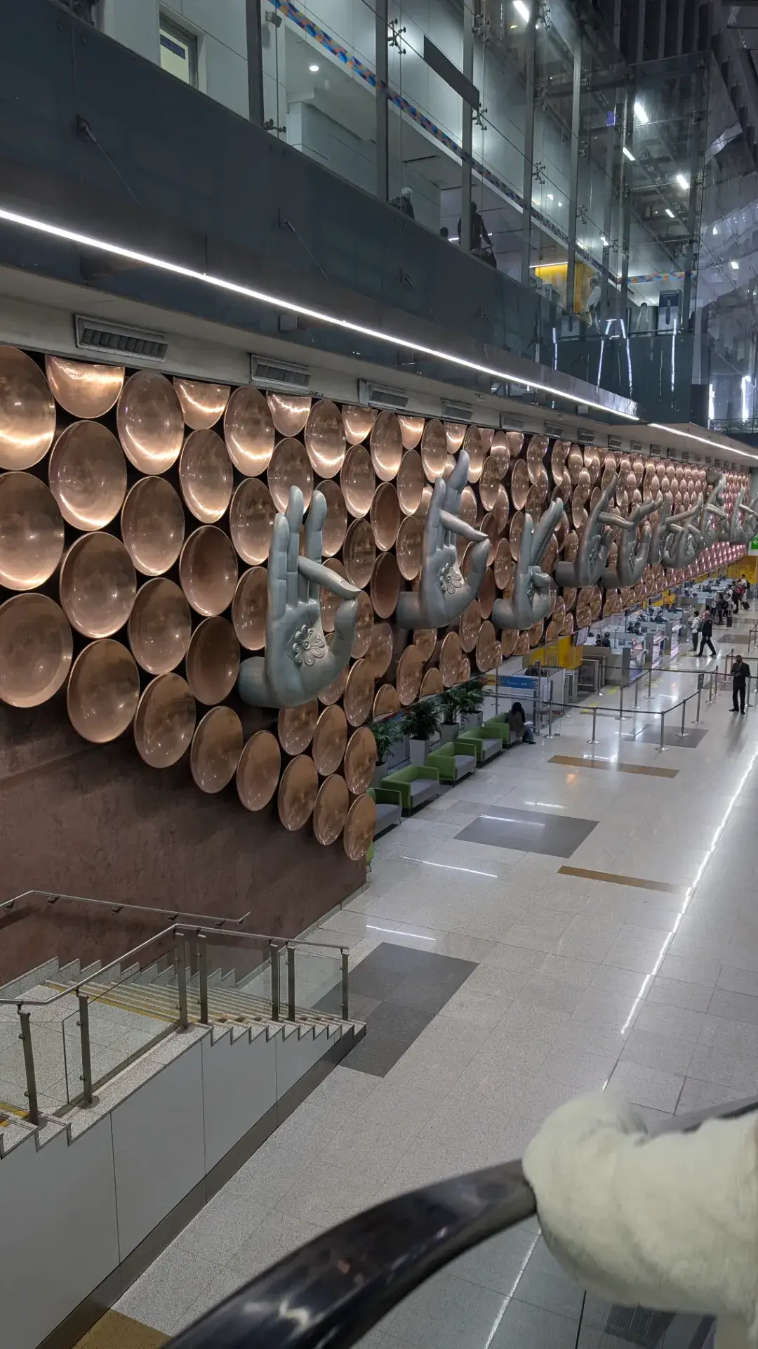 デリーのインディラ・ガンディー国際空港第3ターミナルの壁一面に設置された、仏教の印相（ムドラー）をモチーフにした巨大な手の彫刻