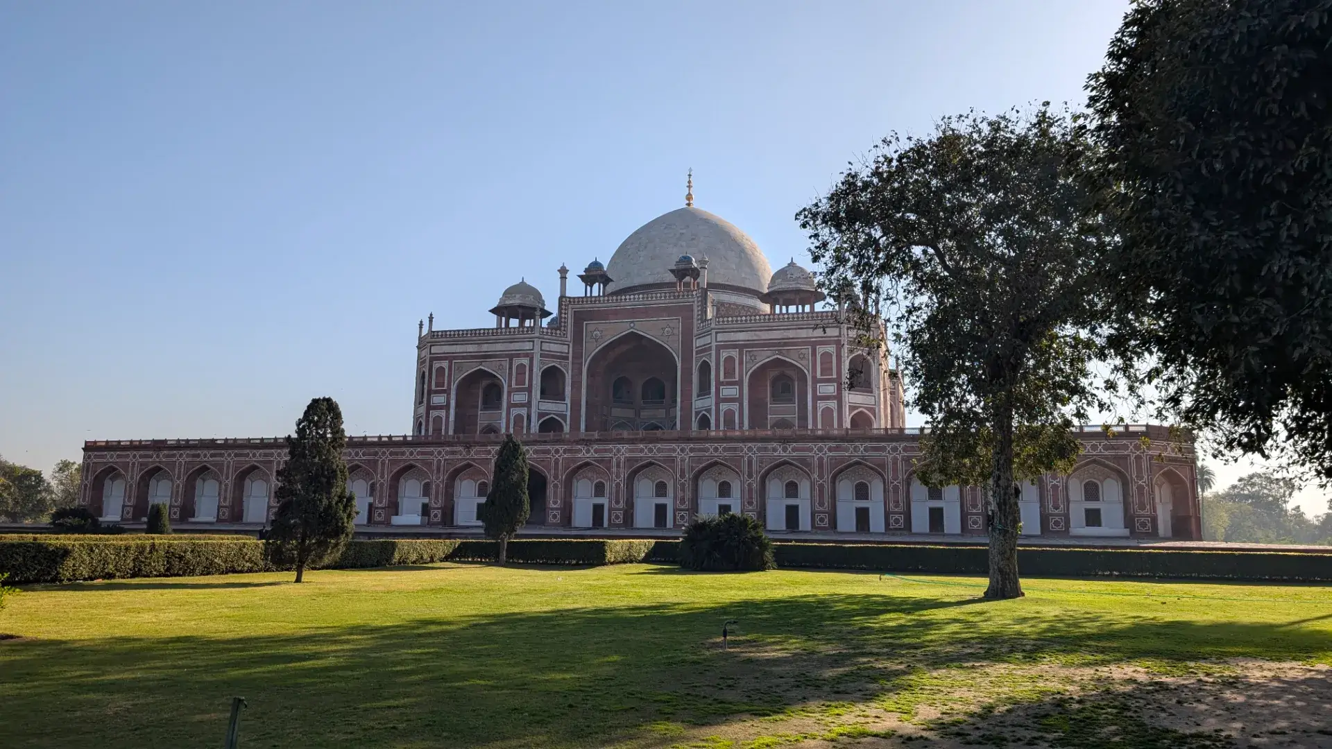 デリーの世界遺産「フマユーン廟」を斜め前方から捉えた外観。手前には手入れされた広い芝生の庭園が広がっている