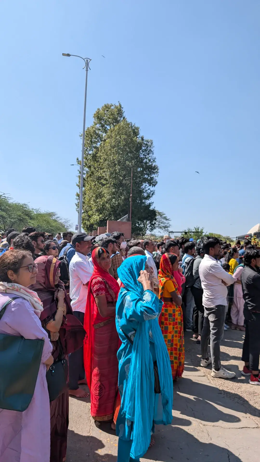 色鮮やかなサリーを身にまとった女性たちや観光客が列をなして順番を待つ様子