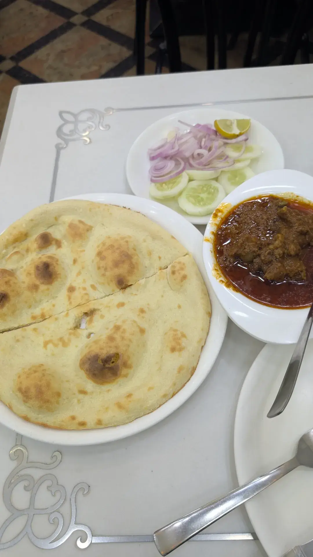 デリーのレストランで注文した、ナンとマトンカレーのセットメニュー