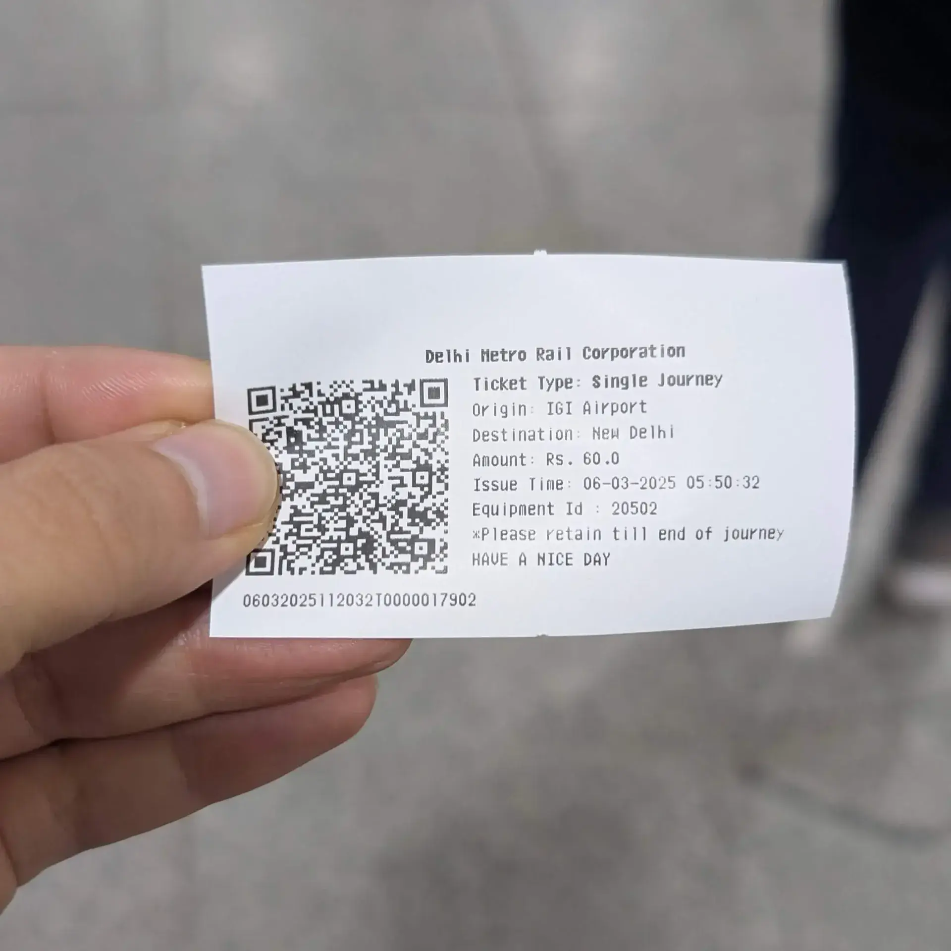 デリーメトロのインディラ・ガンディー国際空港駅からニューデリー駅までの片道運賃60ルピーが記載されたQRコード付き紙製乗車券