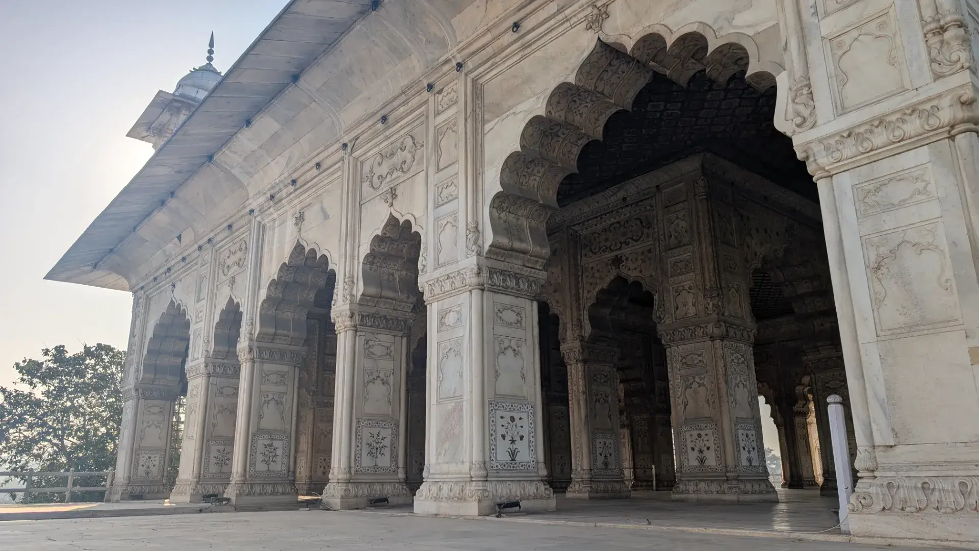 レッド・フォート内の「ディーワーネ・ハース」の豪華な大理石建築の外観