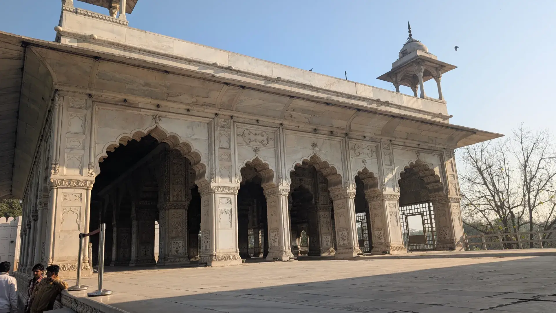 繊細な細工が施された、レッド・フォート内のディーワーネ・ハースの白い大理石建築