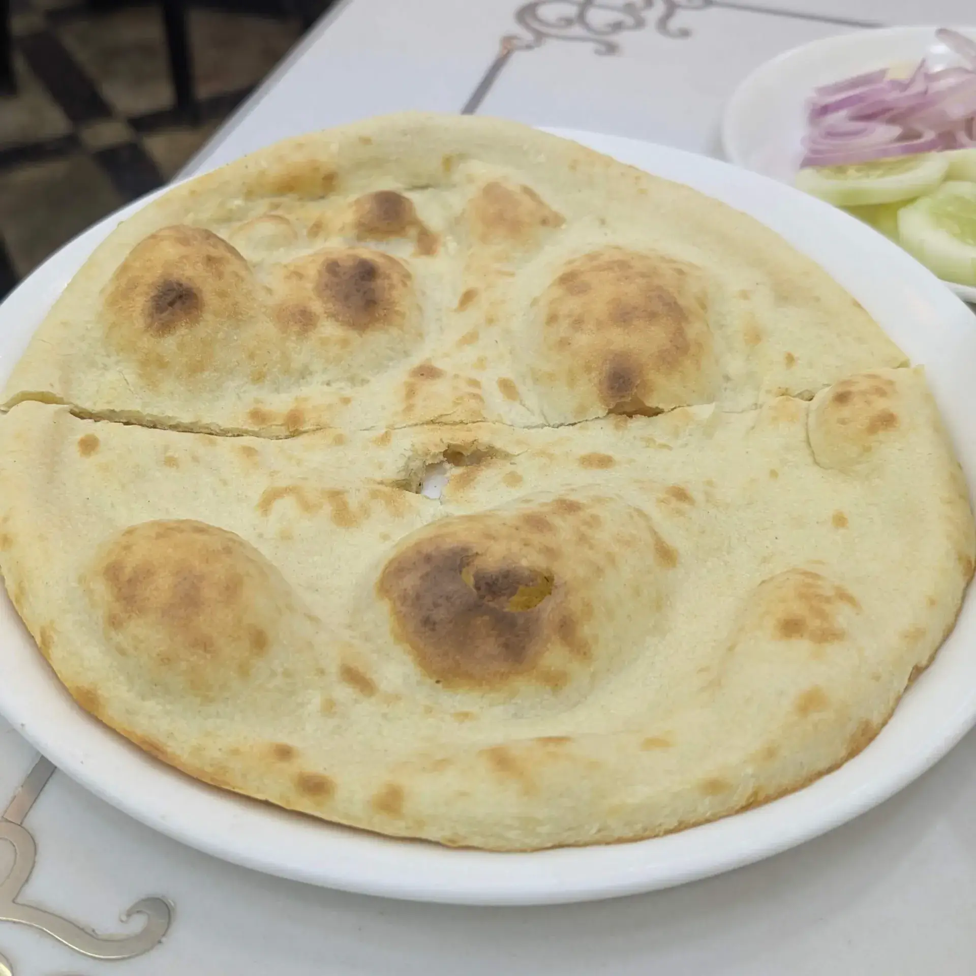 カレーと一緒に提供された、焼きたてのふっくらとしたナン