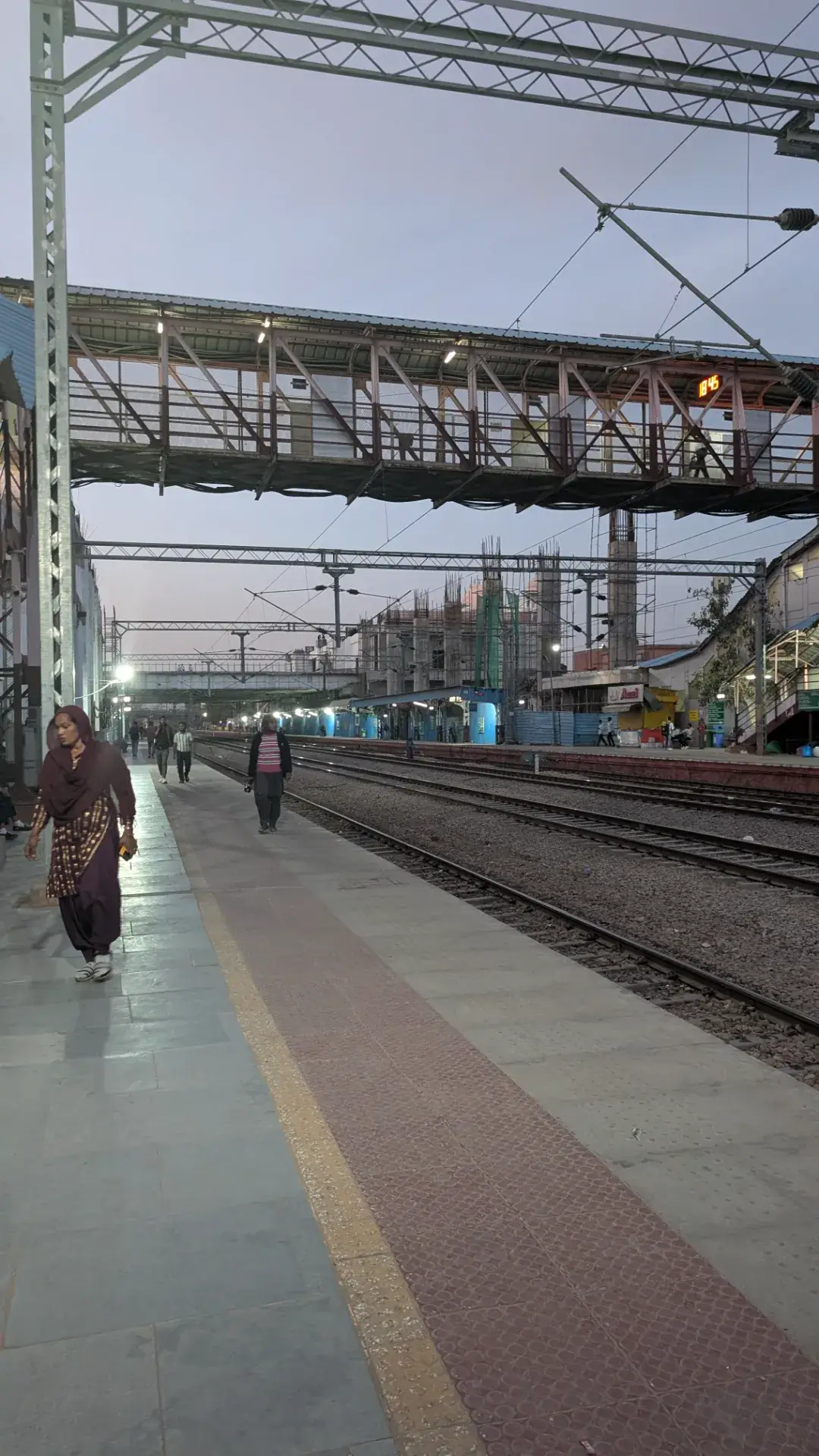 夕暮れ時のガンディー・ナガル駅のホーム風景