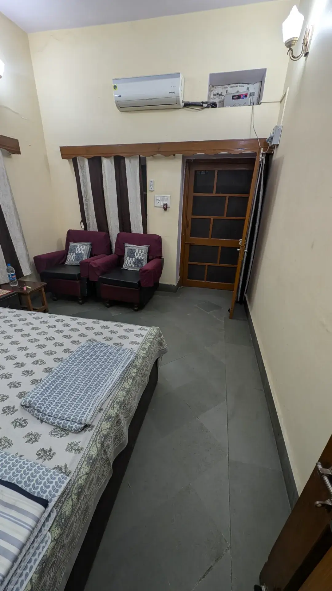 ジャイプルのホテルの一室、ベッドと家具の様子