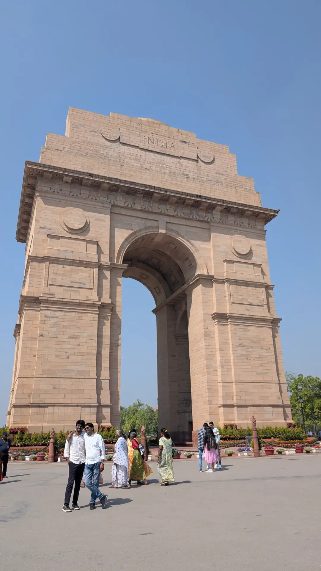 多くの観光客で賑わうインド・デリーのシンボル、インド門