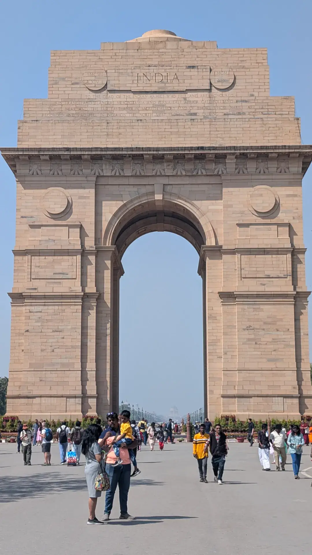 インド・デリーの象徴的なモニュメント「インド門」と、その周辺を訪れる多くの観光客