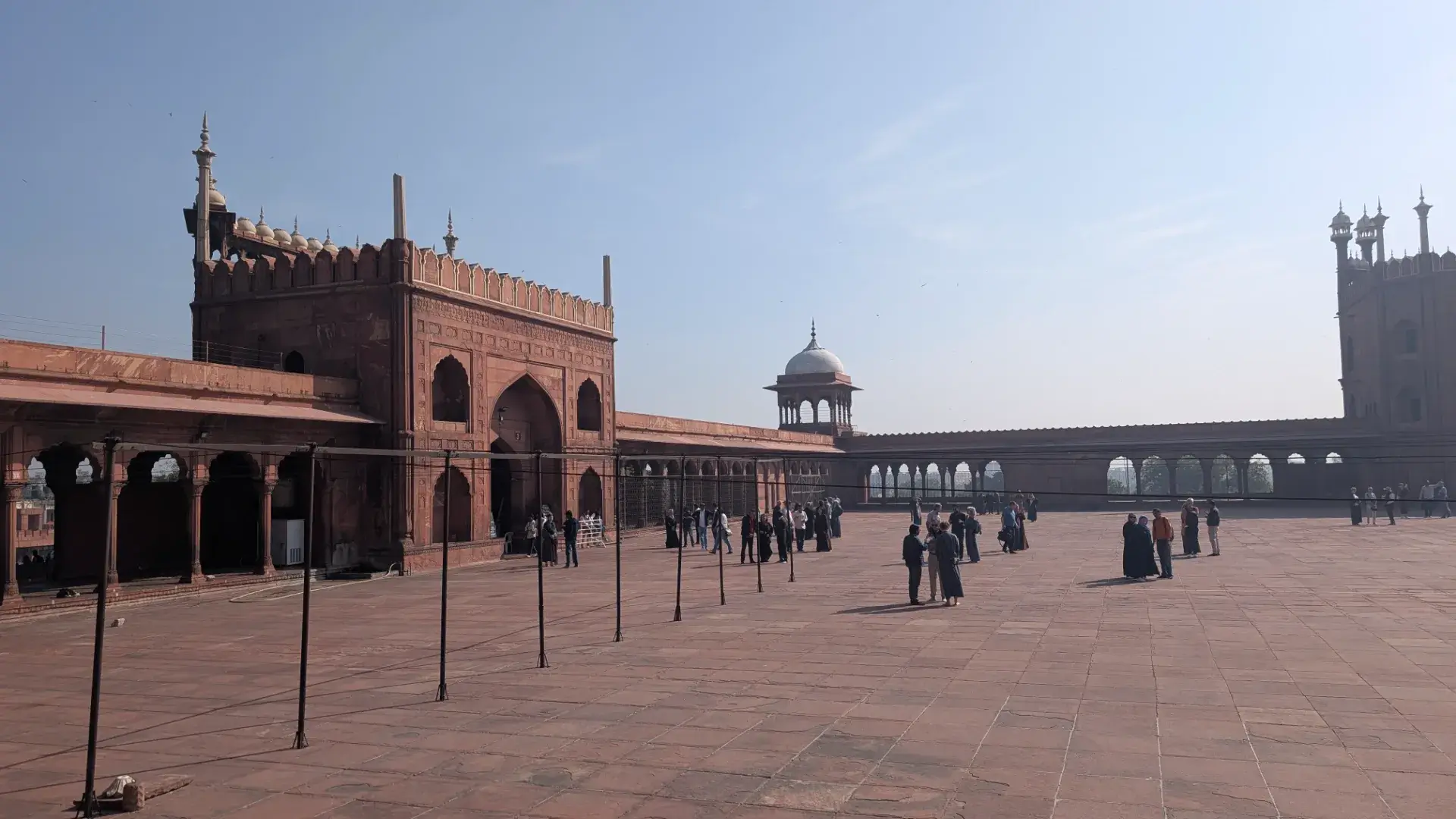 広大な敷地を持つジャマー・マスジッドの石畳の中庭と周囲の回廊