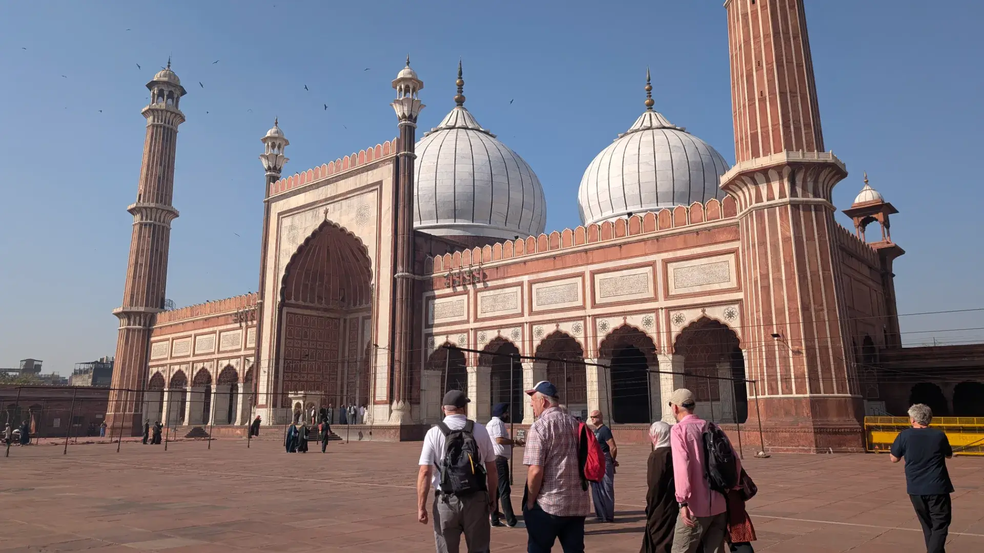 インド・デリーにある壮大なイスラム寺院「ジャマー・マスジッド」の外観と観光客の様子