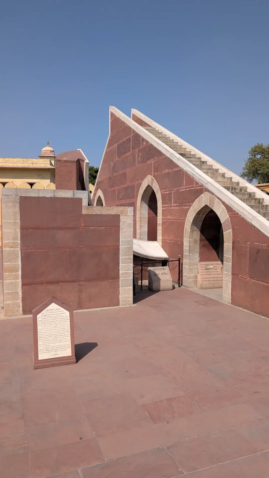 ジャイプールにあるジャンタル・マンタル天文台の巨大な日時計（サムラート・ヤントラ）。歴史的な石造りの観測儀。