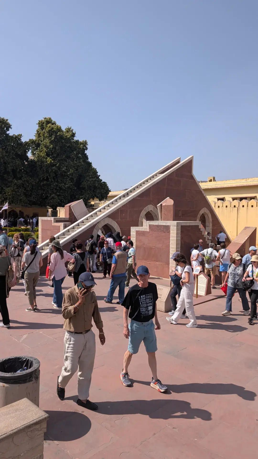 ジャイプールにあるジャンタル・マンタル天文台にて、観光客が巨大な日時計の周りを散策している様子。