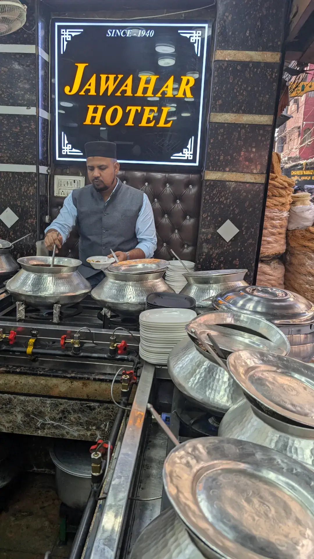 1940年創業の老舗「ジャワハル・ホテル」で料理を提供するスタッフ