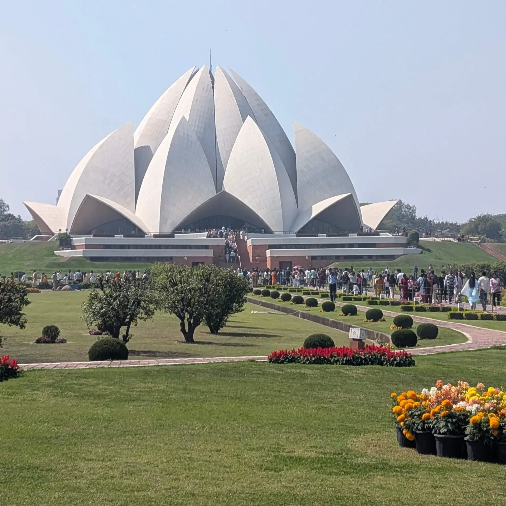 インド・デリーにある蓮の花を模した独創的な建築「ロータス寺院（バハーイー礼拝堂）」の外観