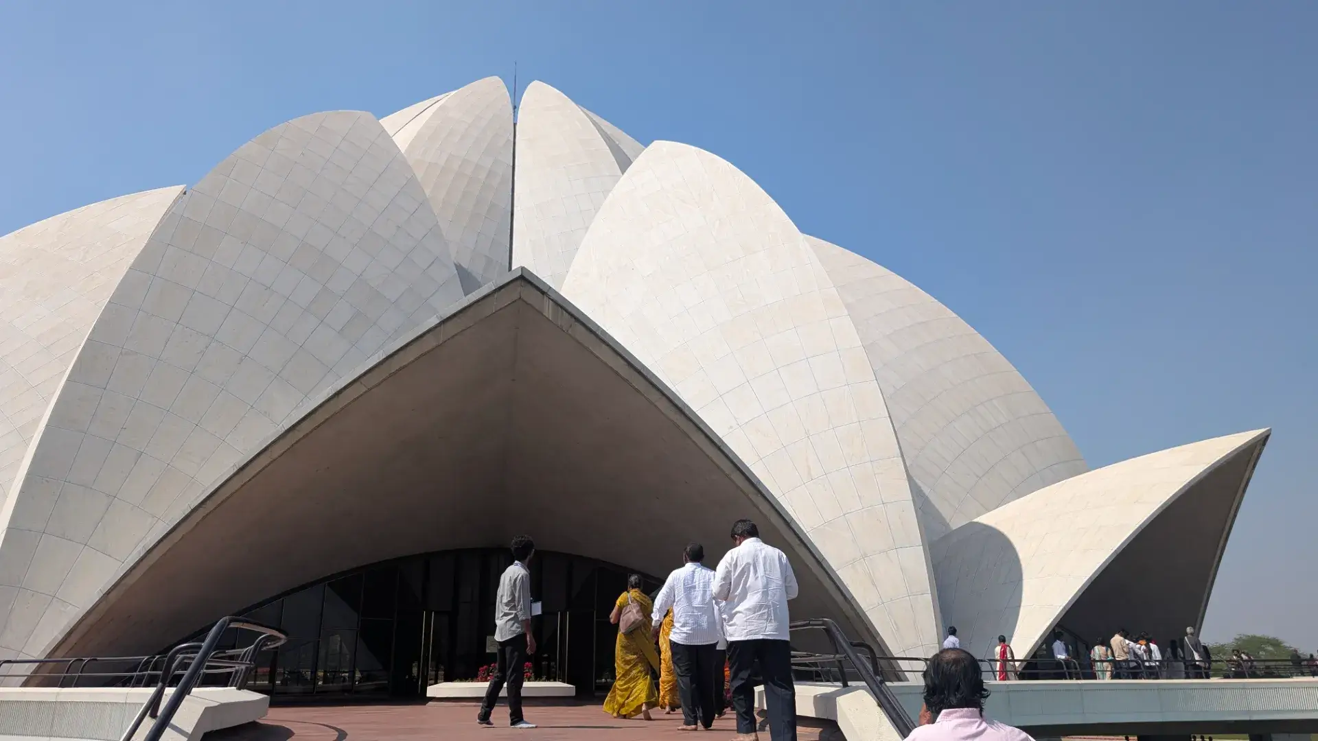 多くの参拝客がロータス寺院の入口へと向かう様子。
